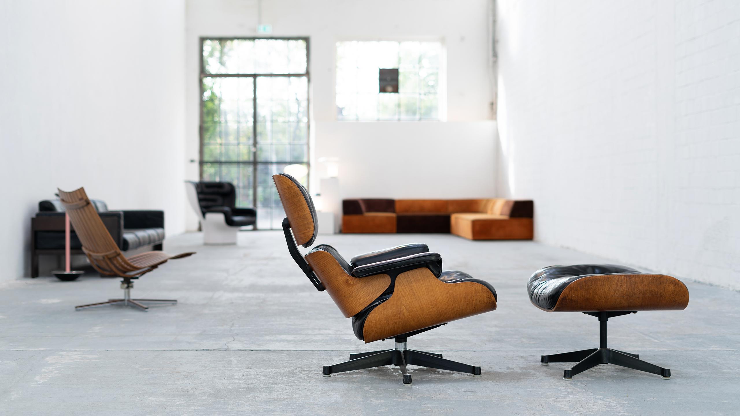 Very early Charles & Ray Eames lounge chair with ottoman from European version contura, 1957-1965. The lounge chair is in very good condition and absolutely collectible.

An absolutely rare collector's edition in original condition. We have