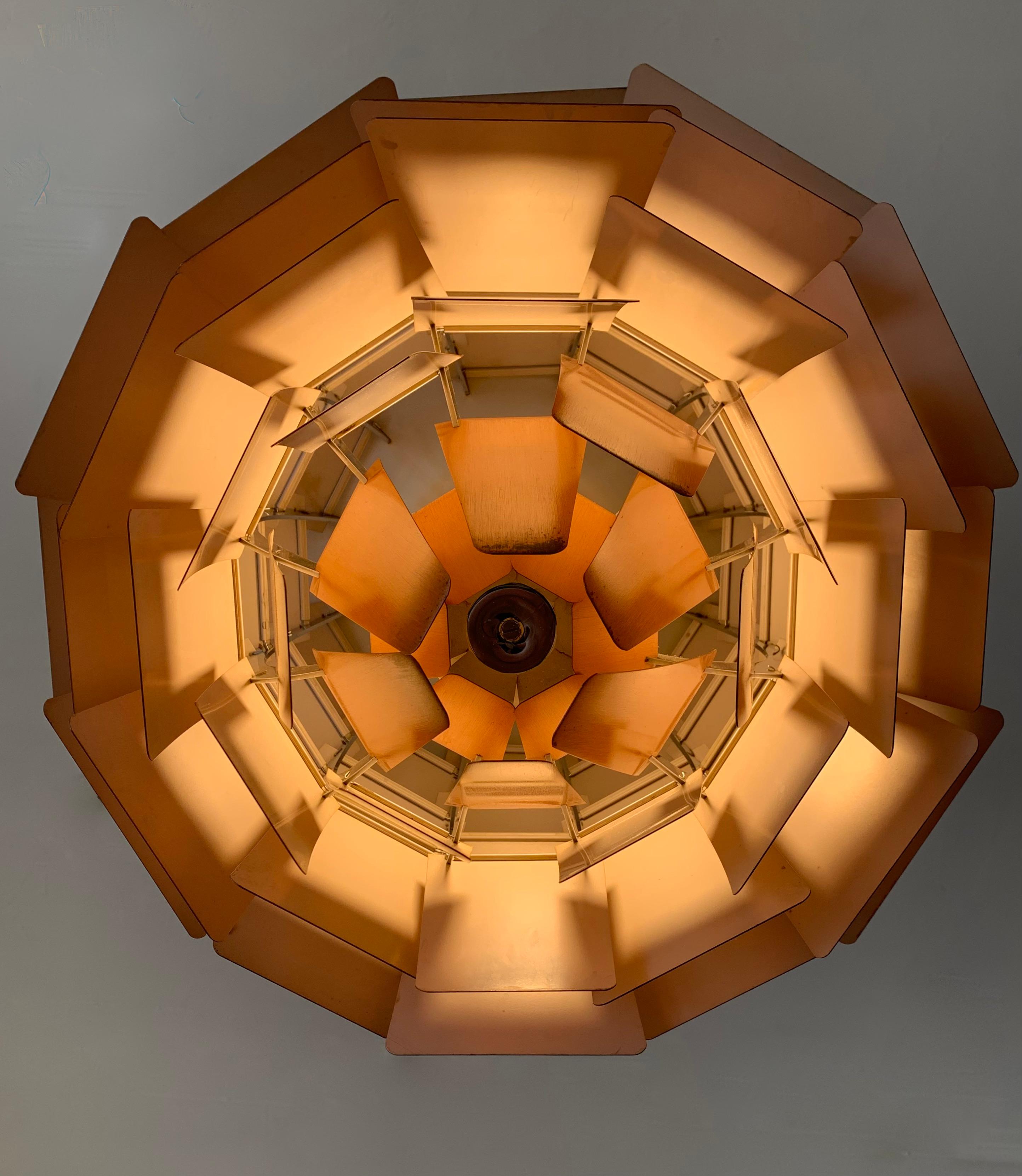 Lampe iconique Artichoke de Poul Henningsen, produite en début de série, en cuivre étonnamment vieilli. 
Ce pendentif provient d'une période de production précoce, comme en témoigne la couleur du dessous des feuilles de cuivre. 
Elle a été conçue en