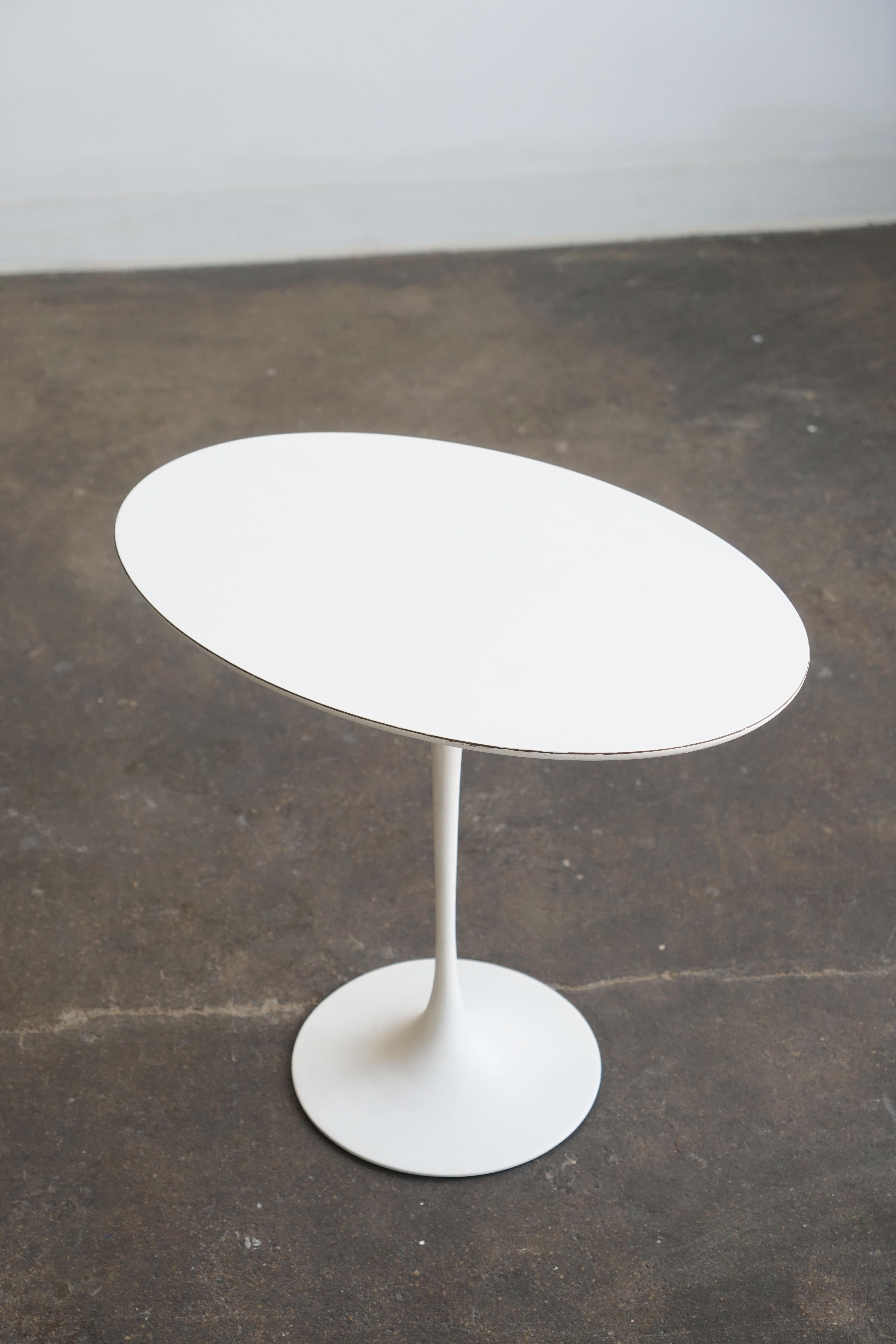 Very early Eero Saarinen for Knoll Tulip table, oval shaped top circa 1957 In Good Condition For Sale In Chicago, IL
