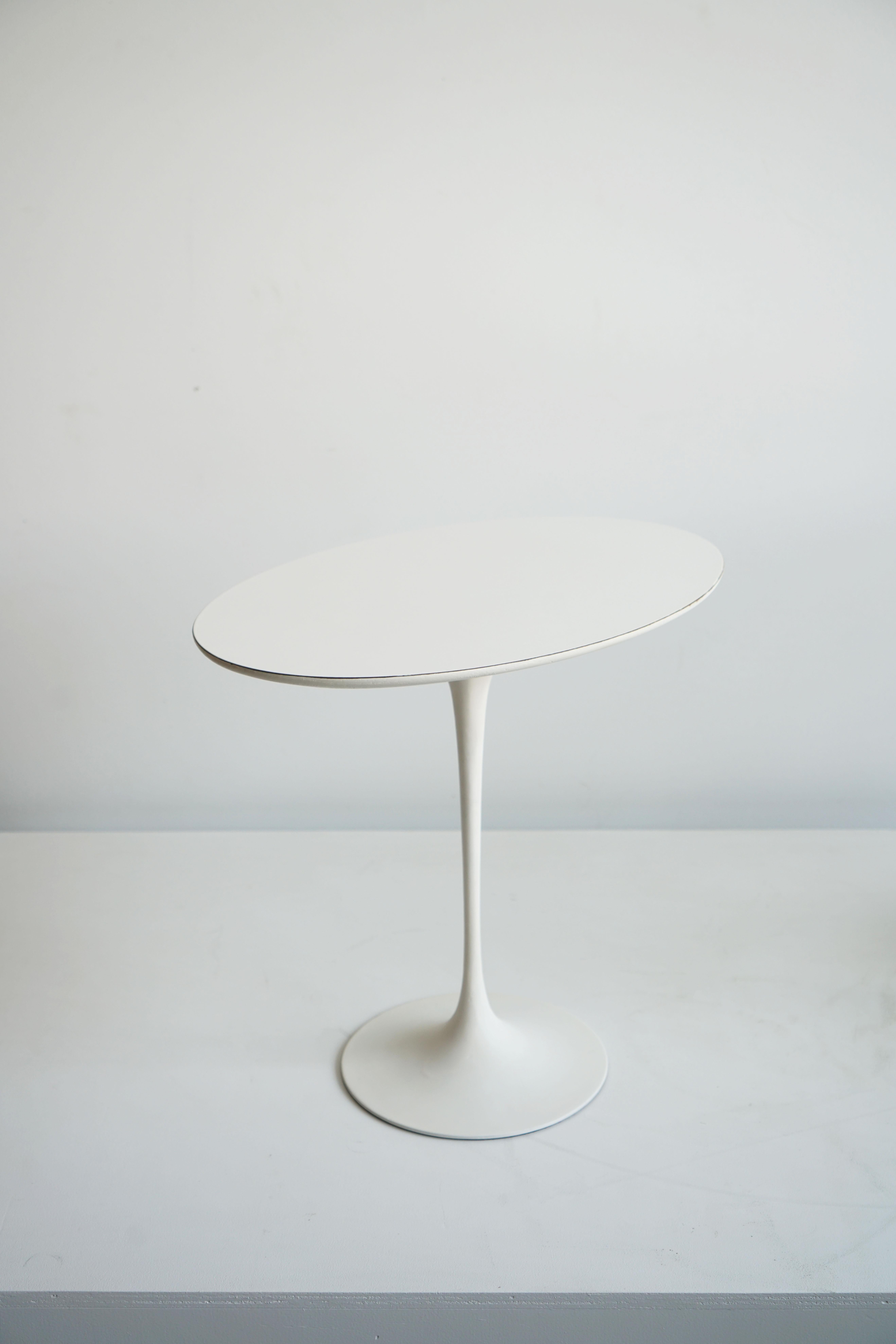 Very early Eero Saarinen for Knoll Tulip table, oval shaped top circa 1957 For Sale 1