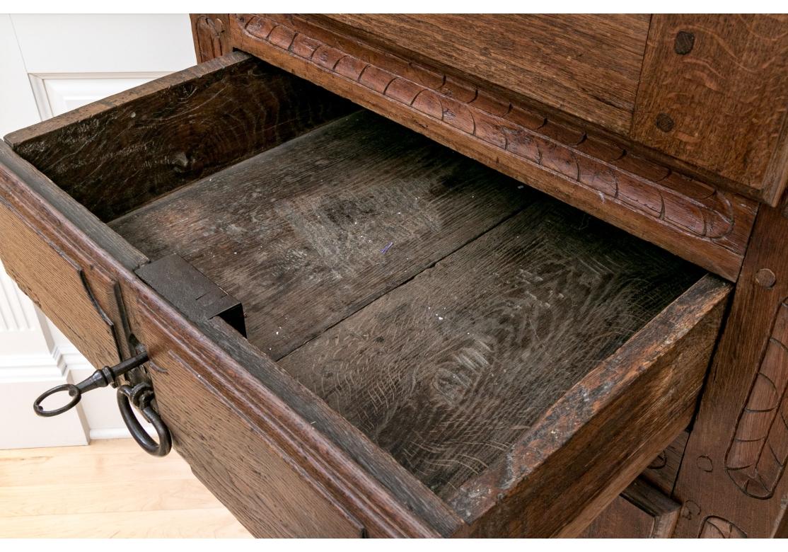 XVIIIe siècle et antérieur Très ancien meuble sur pied en Oak européen en vente