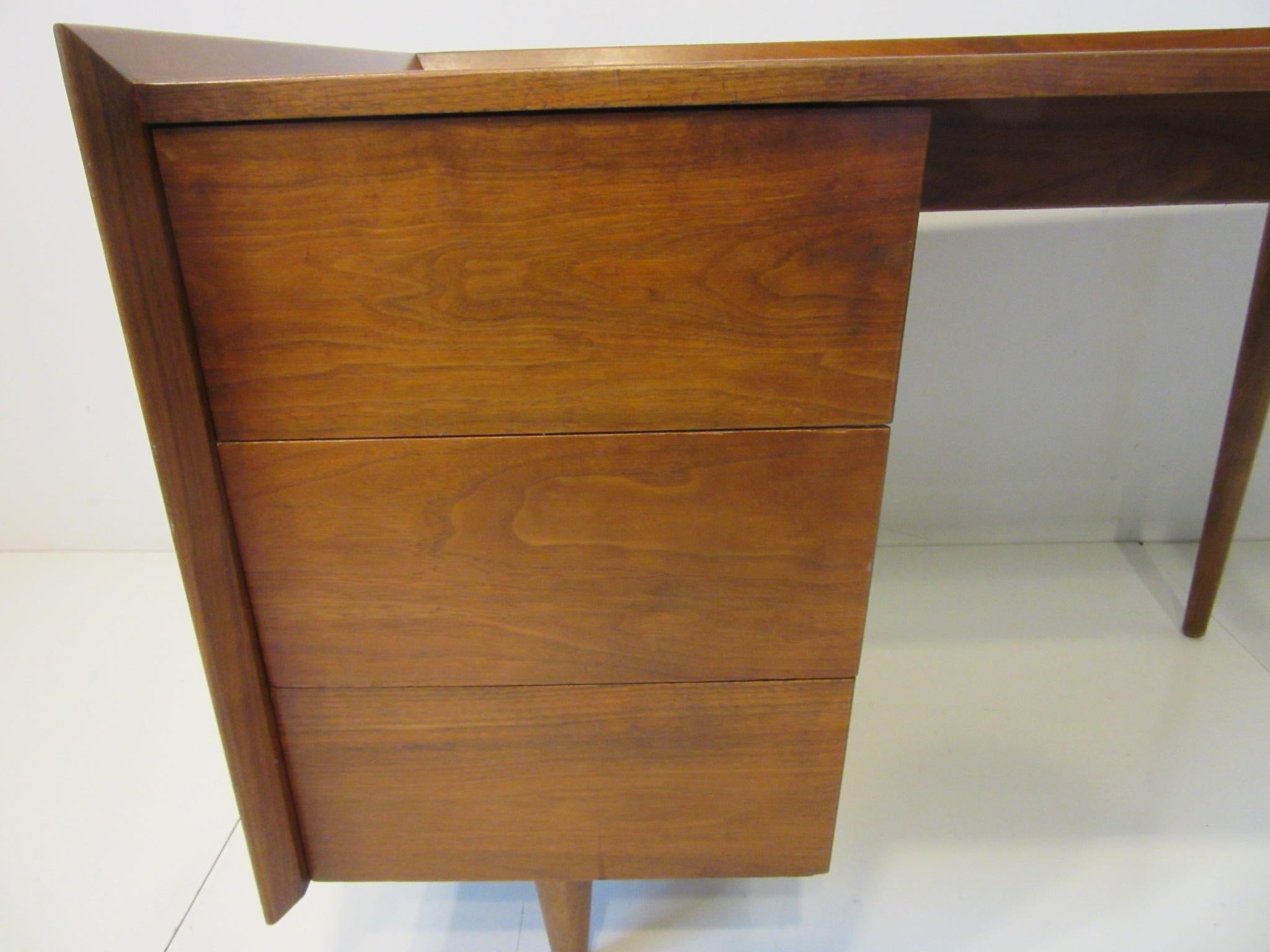 Very Early Jens Risom Walnut Mid Century Desk Model D-140 In Good Condition In Cincinnati, OH