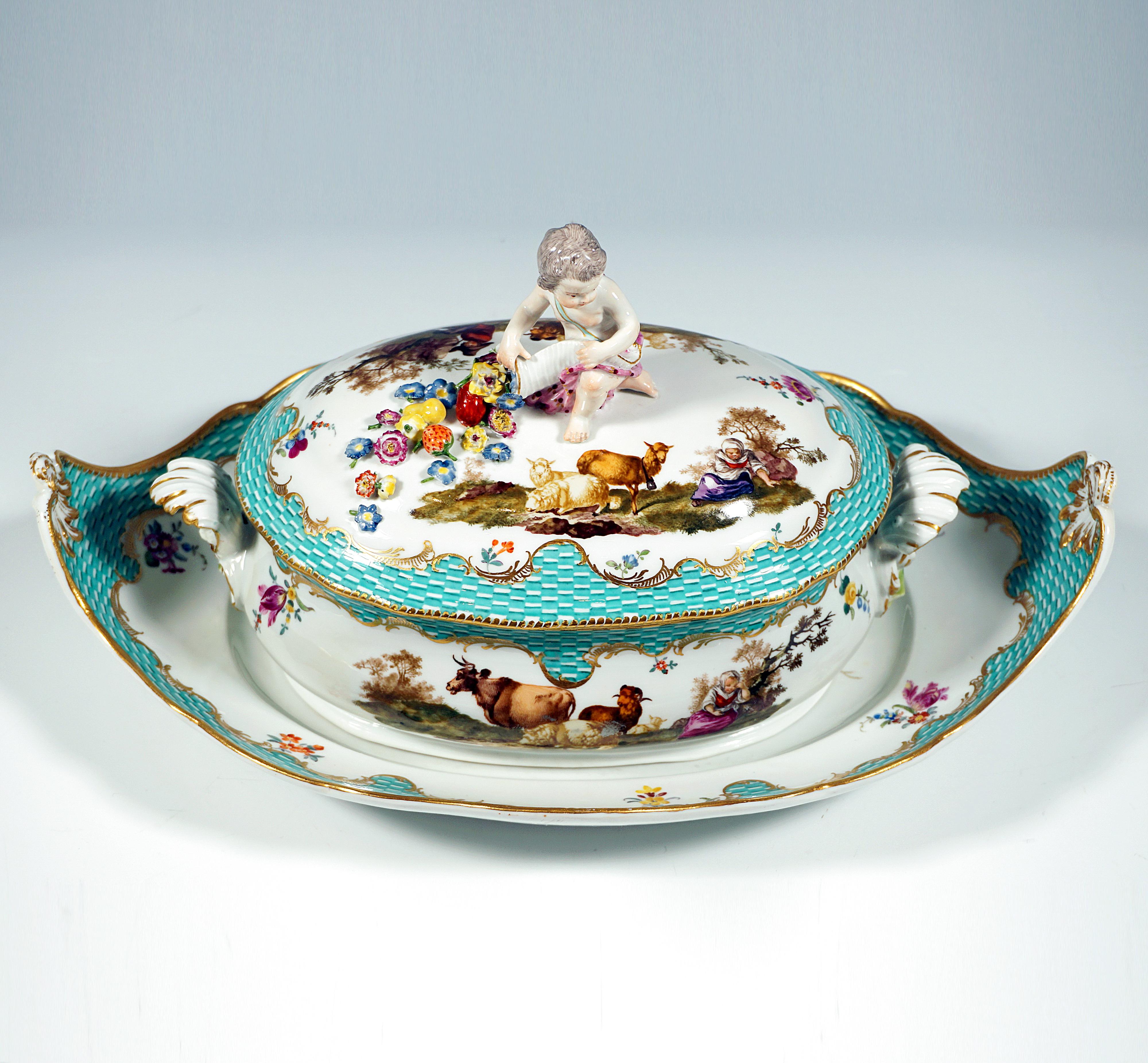 Vasija oval de porcelana sobre soporte plano de paredes ligeramente abombadas, con dos asas de rocaille con manojos de espárragos, el borde de apertura ligeramente vuelto hacia fuera sirve de soporte a la tapa suavemente abovedada con un putto