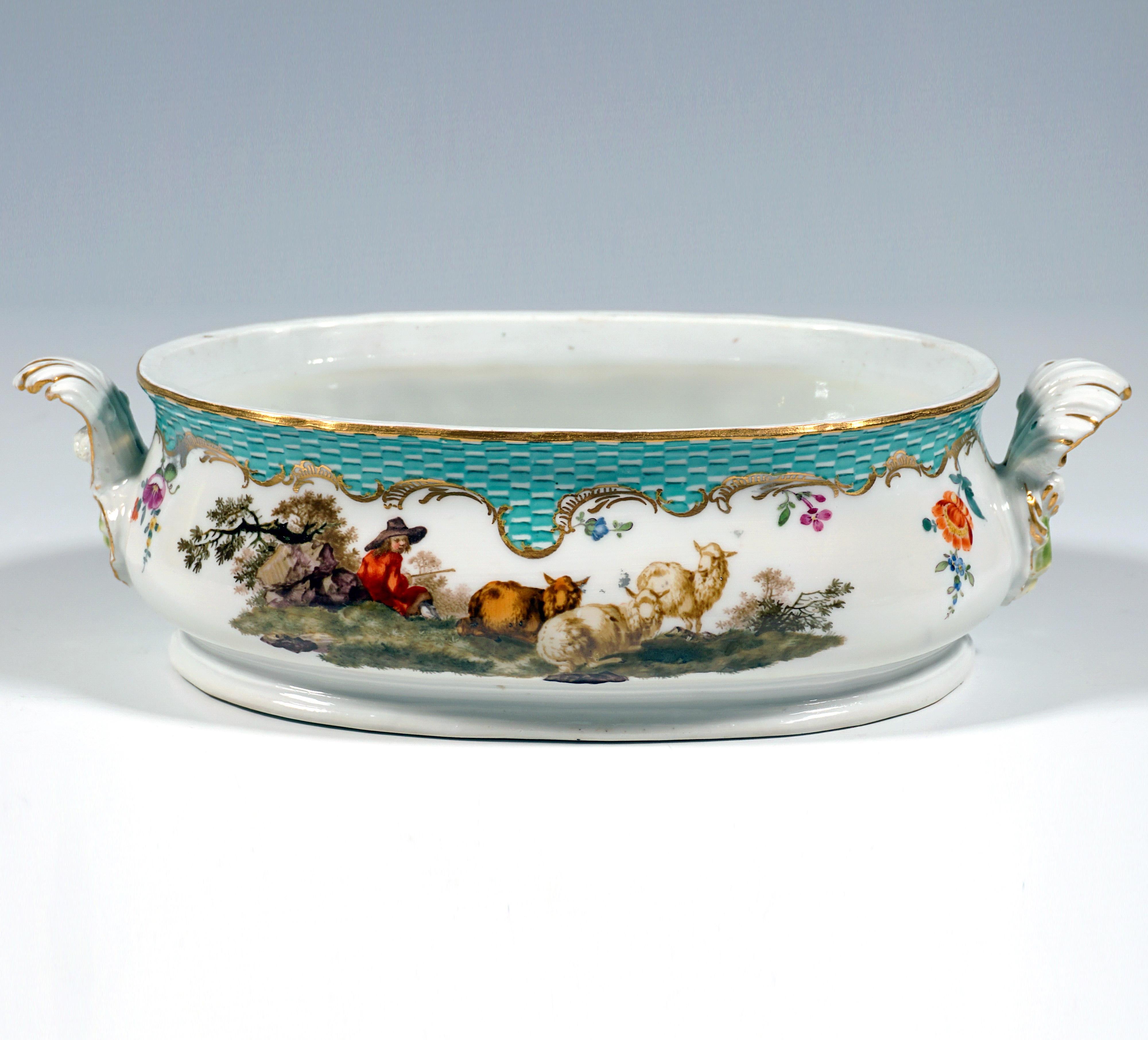 Sopera con tapa muy antigua de Meissen con cornucopia putto sobre presentoir, 1763-1773 en Bueno estado para la venta en Vienna, AT