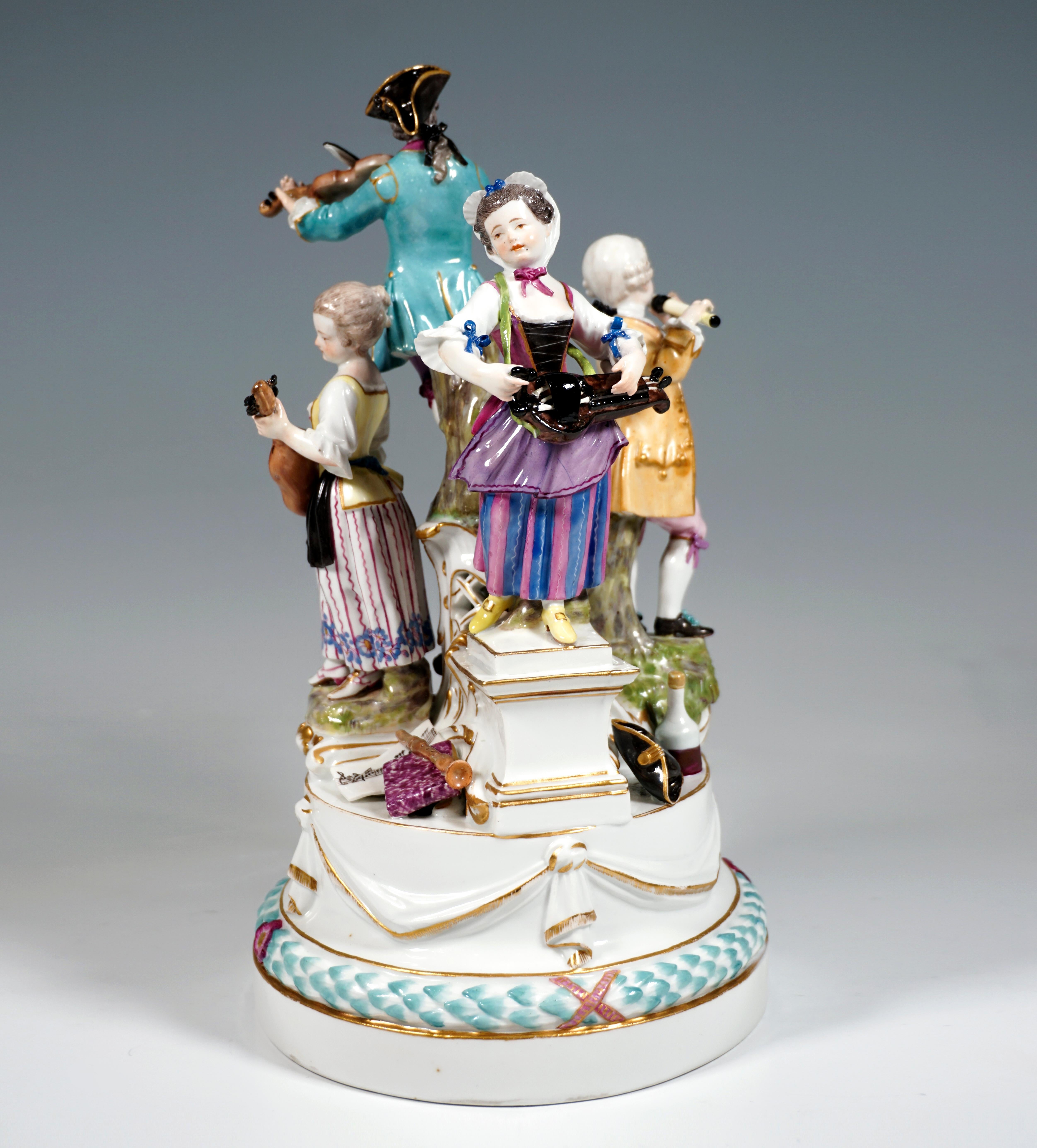 Very Early Meissen Round Group of Musicians, by Kaendler, Germany, 1762-1773 In Good Condition In Vienna, AT