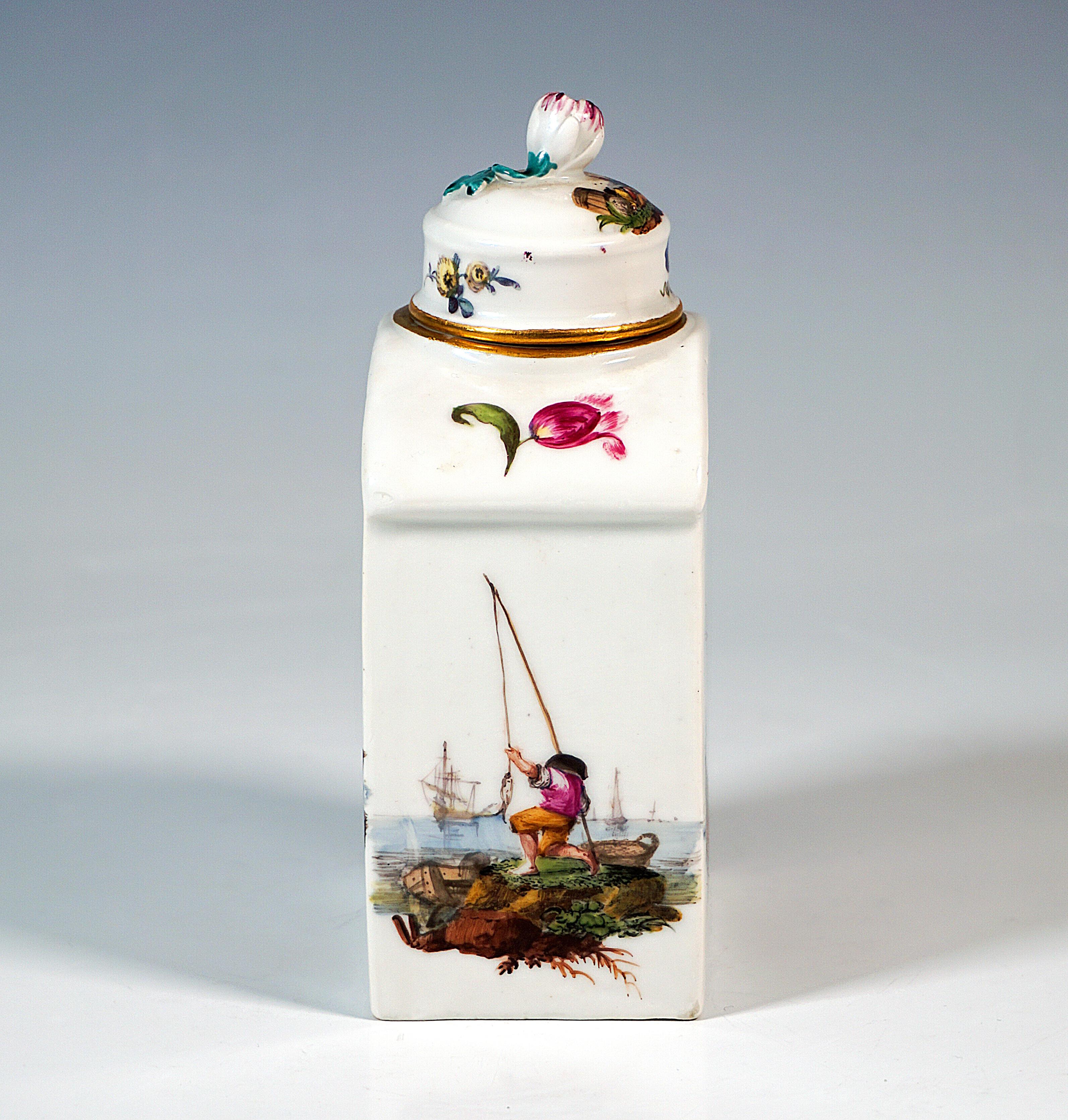 Boîte rectangulaire en porcelaine aux épaules arrondies, petit couvercle rond légèrement bombé avec poignée en forme de bourgeon, scènes marchandes peintes en couleurs sur les quatre côtés et sur le dessus du couvercle, bordure dorée sur le