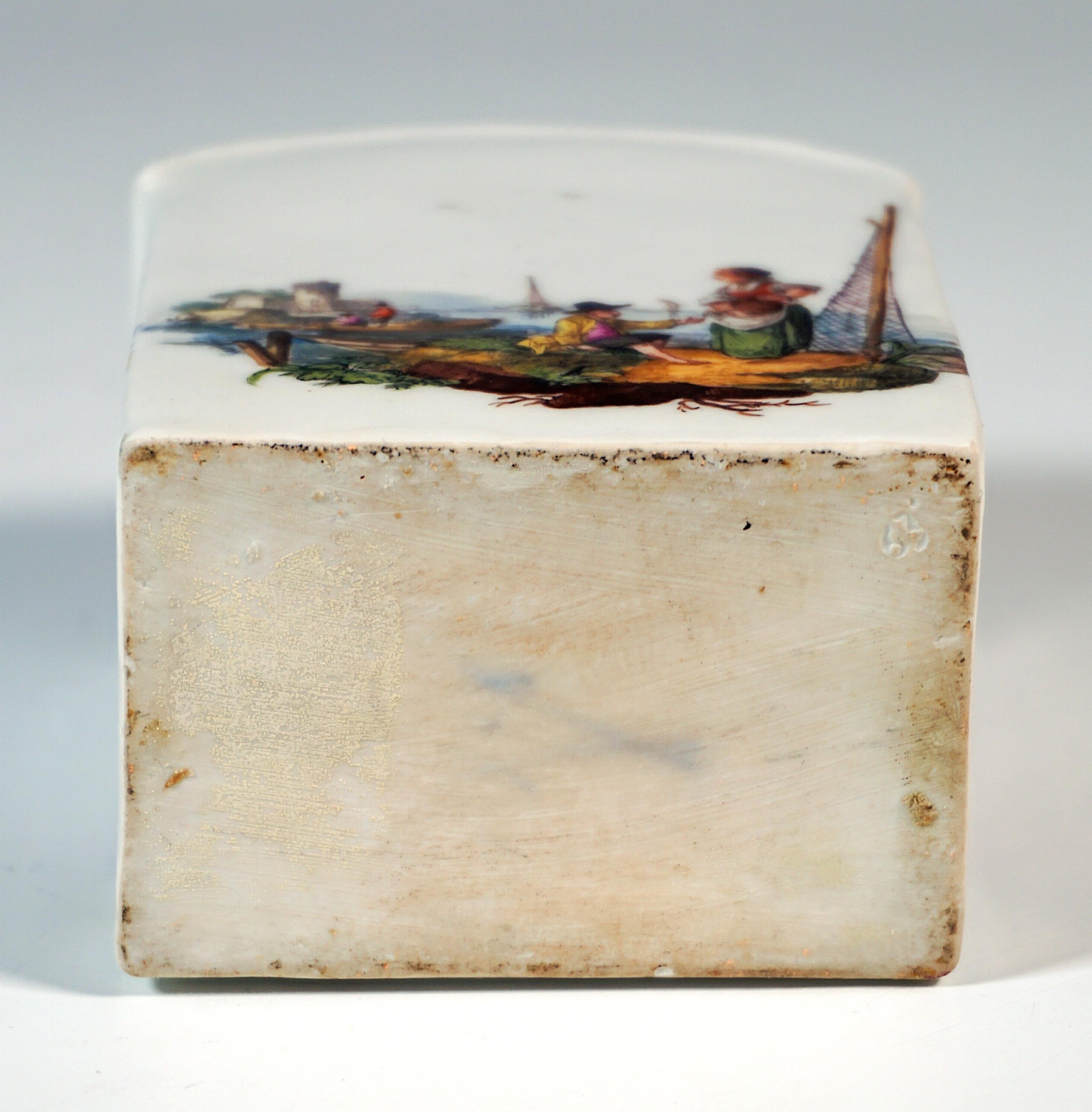 XVIIIe siècle Très ancienne boîte à thé Meissen avec scènes de navires marchands et bouton en forme de bourgeon, 1763-1774 en vente