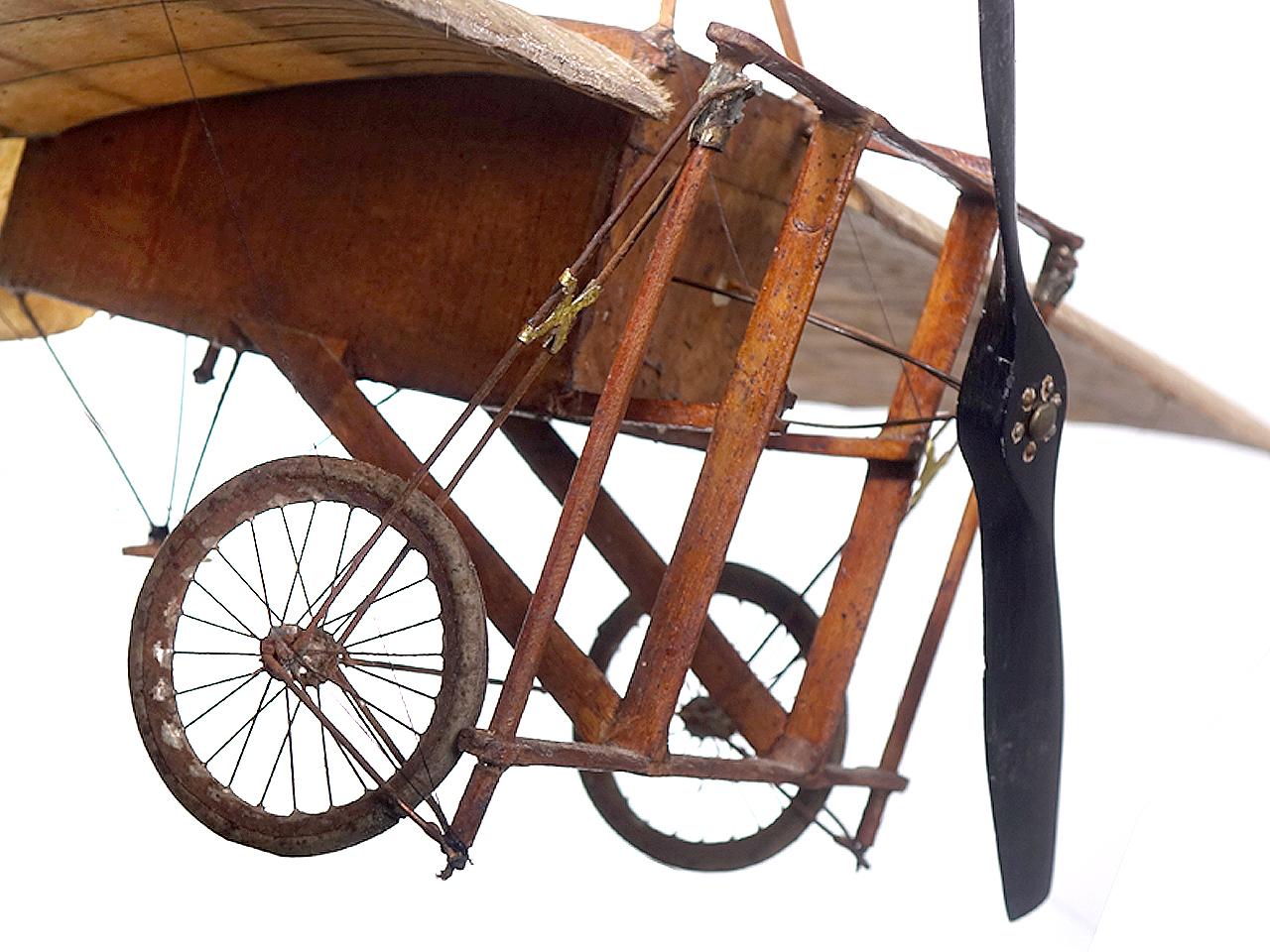 En 1909:: le pionnier français de l'aviation Louis Blériot a réussi la première traversée de la Manche par voie aérienne. Le modèle construit à la main est très vieux et assez fragile:: je suis étonné qu'il ait tenu aussi longtemps. Je suppose qu'il
