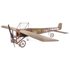 Modèle très ancien d'un avion Louis Blériot de 1909