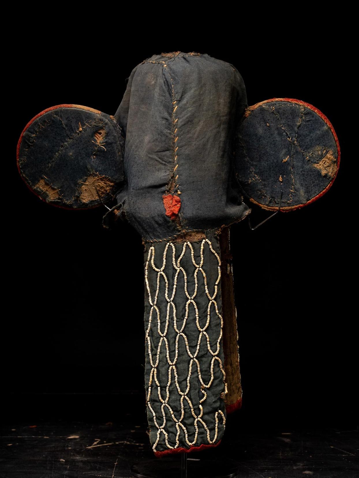 Very early Monocolor Bamileke Elephant Mask embroided with white trade beads. In Good Condition For Sale In Leuven , BE