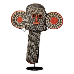 Masque éléphant monocolore de Bamileke brodé de perles blanches de commerce.