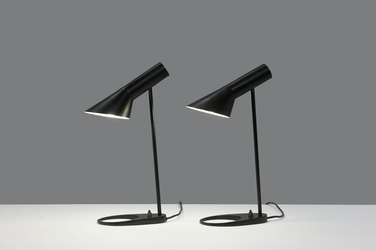 Early Pair of Black Arne Jacobsen AJ Visor Table Lamps by Louis Poulsen In Good Condition In Utrecht, NL