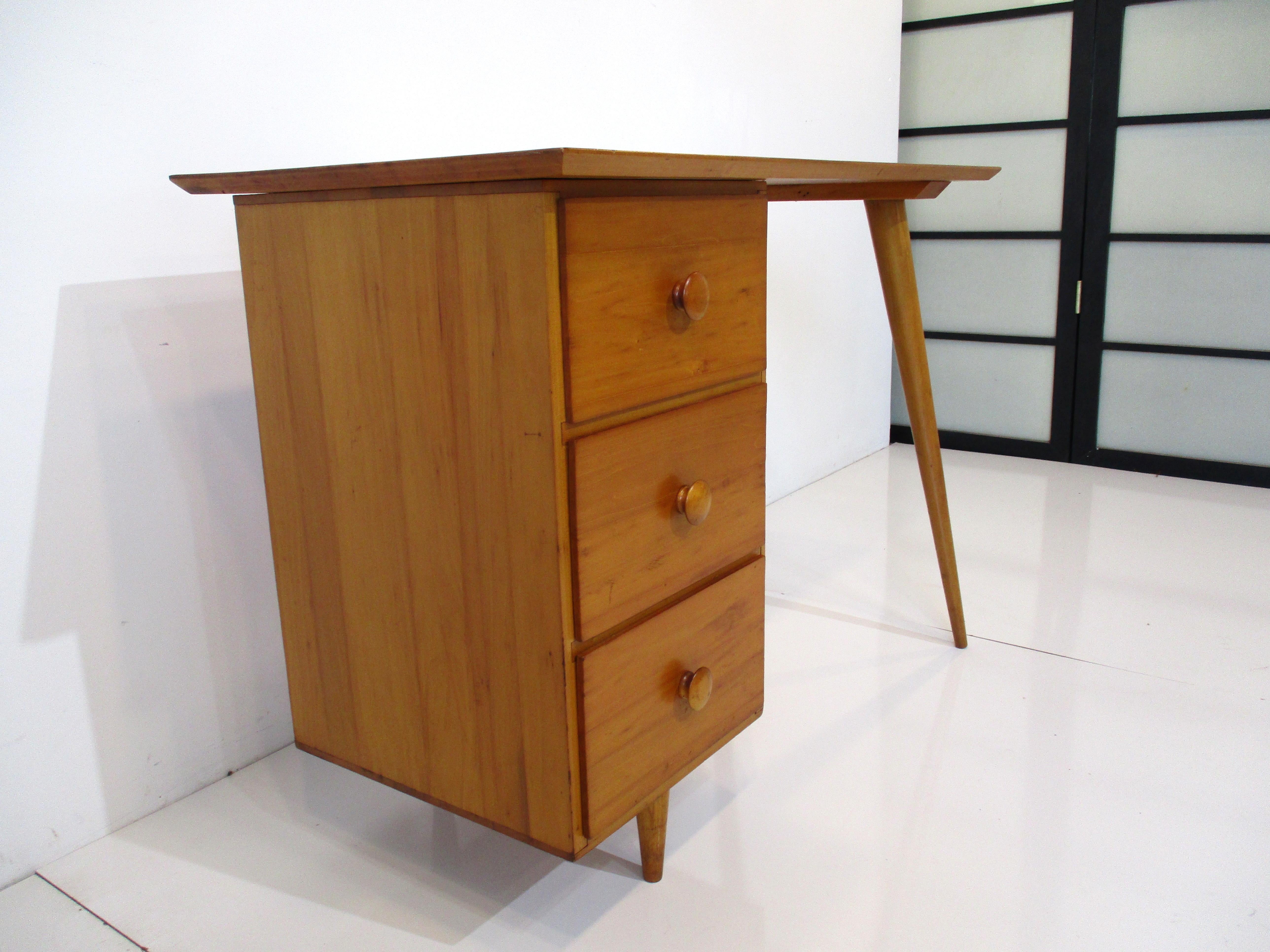 Mid Century Student Desk in the style of Paul McCobb  In Good Condition In Cincinnati, OH