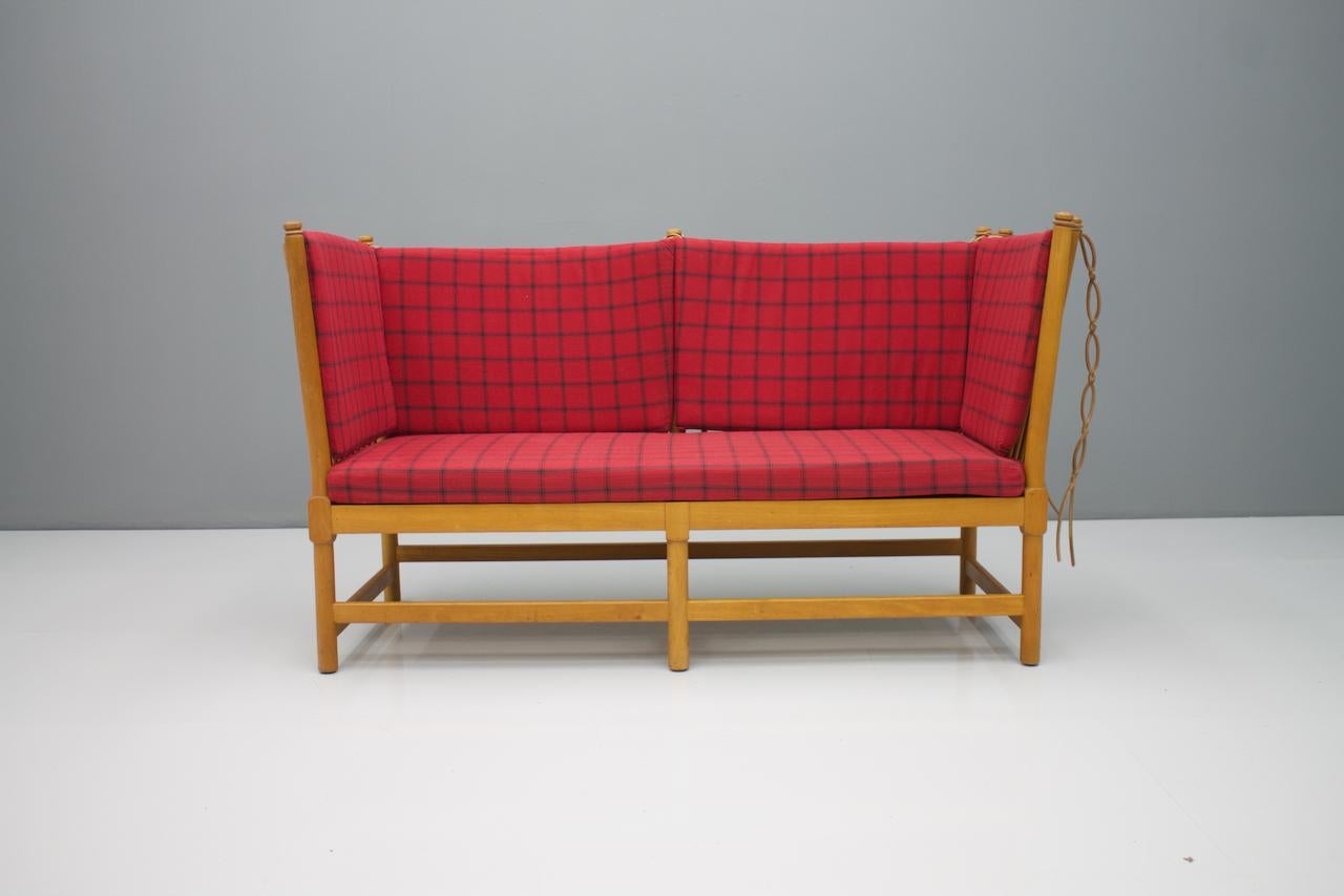 Very early sofa from the second series by Fritz Hansen, marked in 1963.

The design of the Spokeback sofa dates back to 1945 by Borge Mogensen and was produced only a few years ago. Fritz Hansen started production again in 1963 and was very