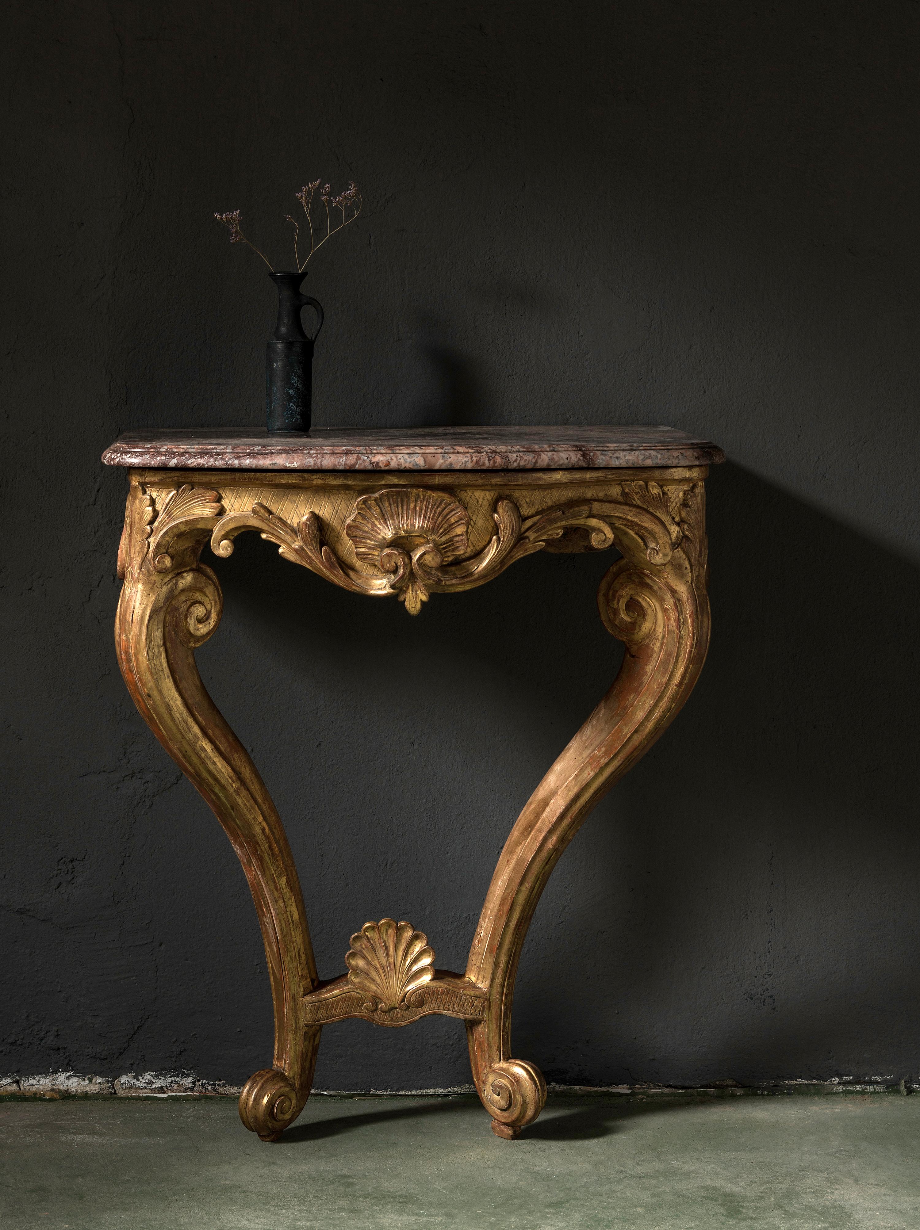 Sehr elegante Konsole aus geschnitztem Goldholz des 18. und 19. Jahrhunderts mit Marmorplatte. (Louis XV.) im Angebot