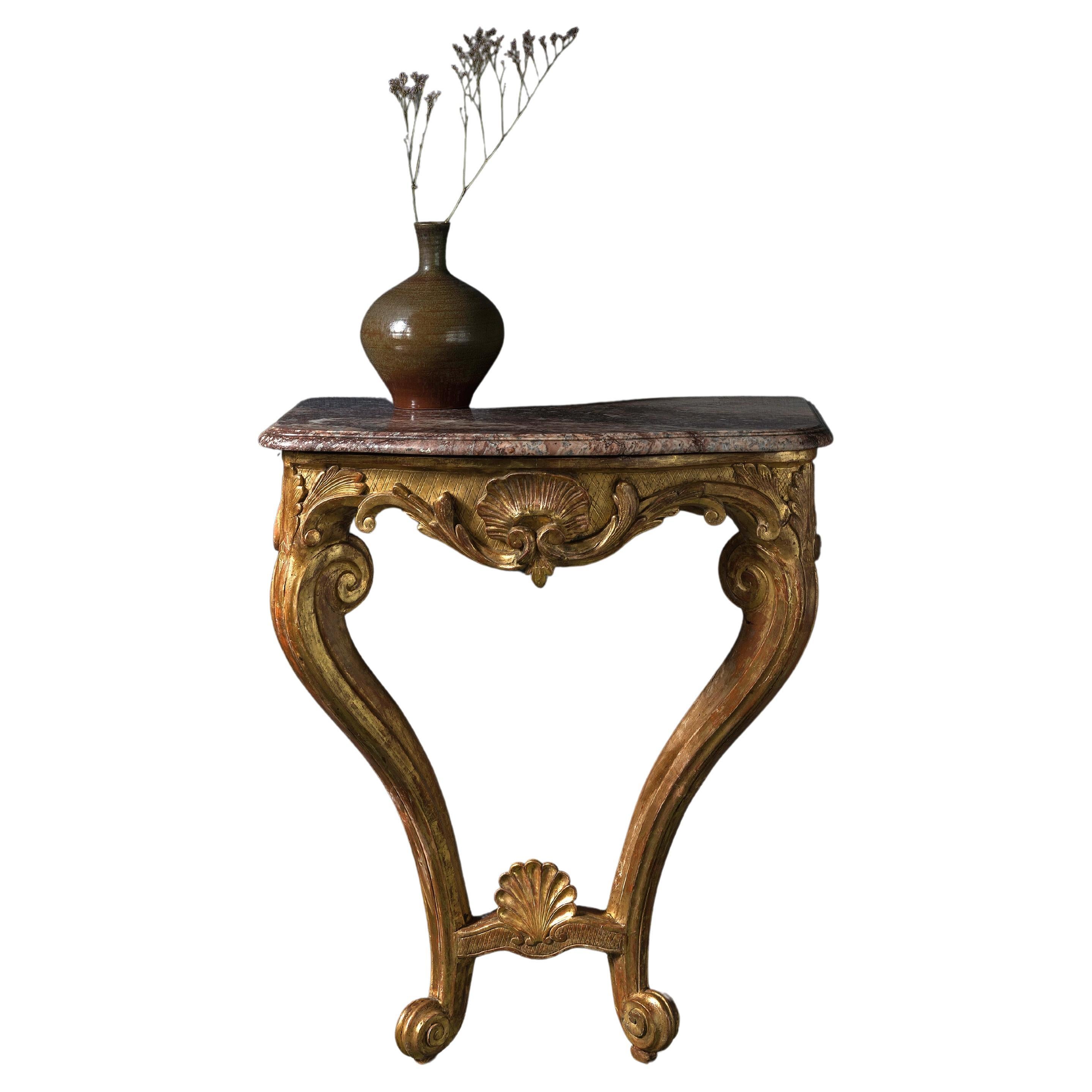 Sehr elegante Konsole aus geschnitztem Goldholz des 18. und 19. Jahrhunderts mit Marmorplatte. im Angebot