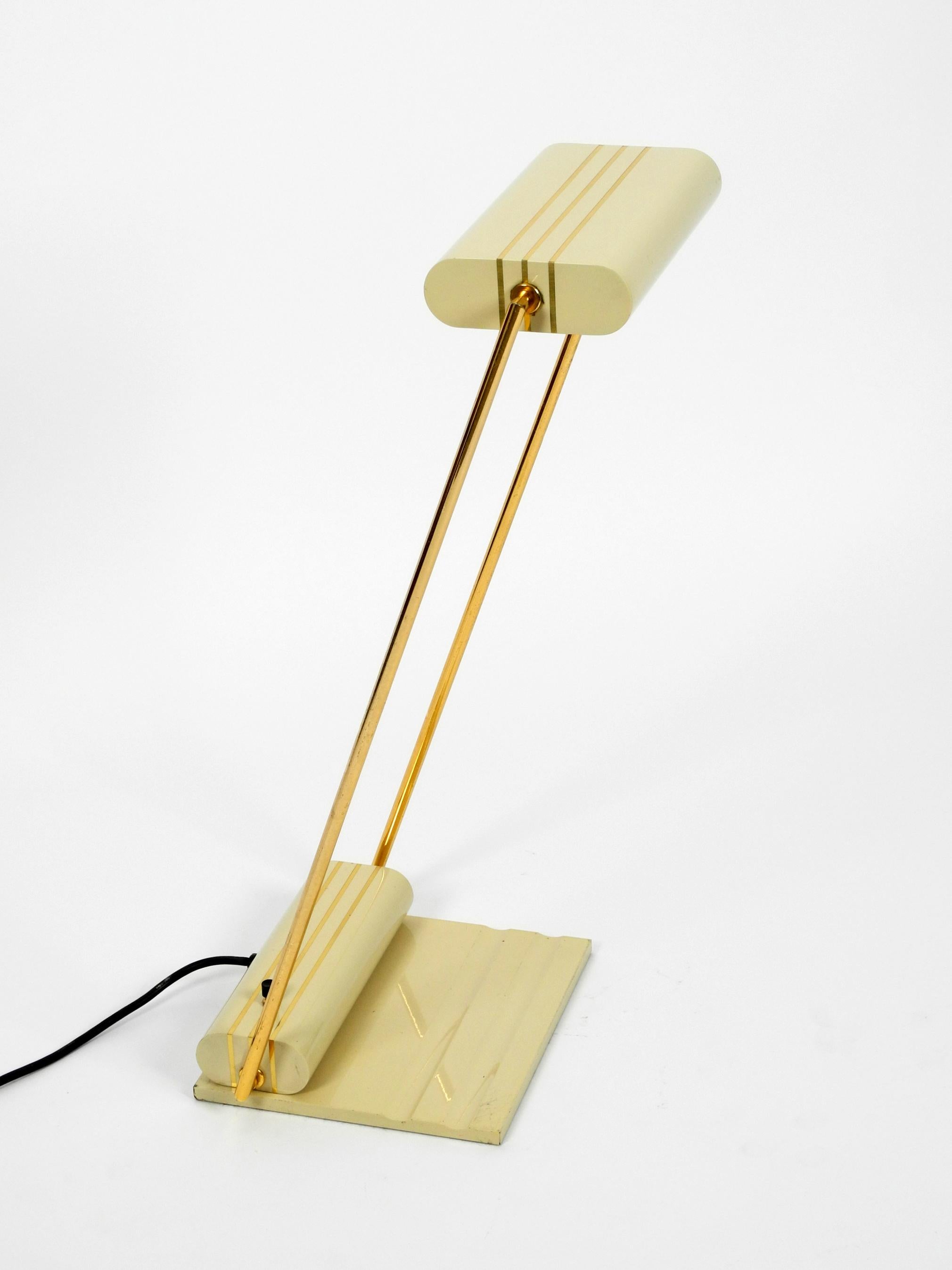 Sehr elegante große Metall-Tischlampe aus Italien aus den 1980er Jahren in postmodernem Design (Italienisch) im Angebot