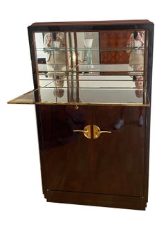 Very elegant Art Deco bar cabinet France, circa 1930.Original fittings in brass.