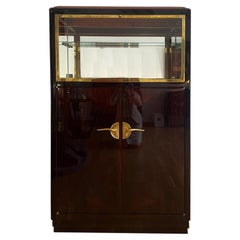 Very elegant Art Deco bar cabinet France, circa 1930.Original fittings in brass.