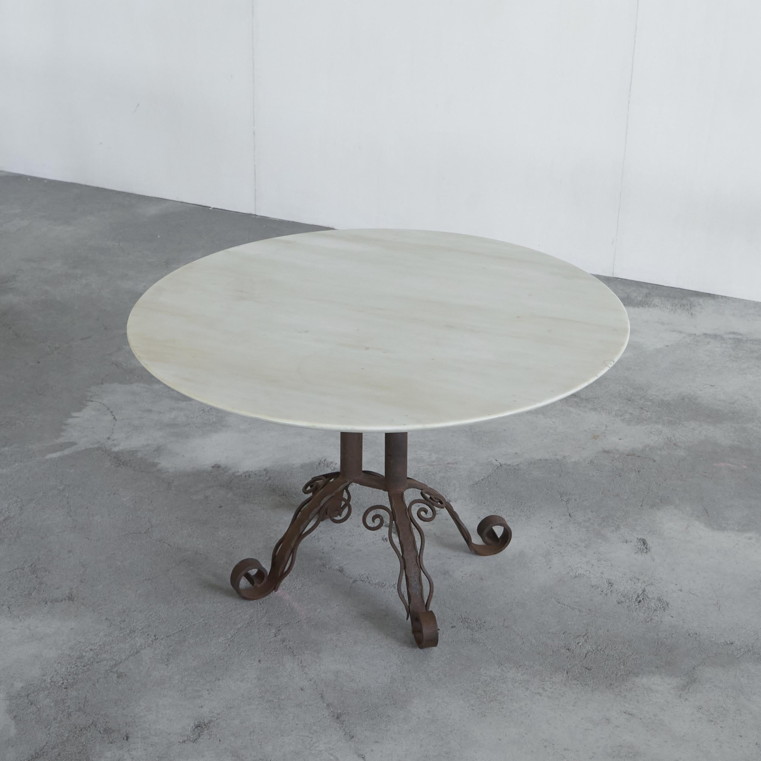 Tavolino da caffè art déco molto elegante in ferro battuto patinato e marmo bianco. Europa, anni '30. 

Questo tavolino è davvero un pezzo meraviglioso. Una base in ferro battuto dalla bellezza mozzafiato. Molto art déco, ma comunque senza tempo.