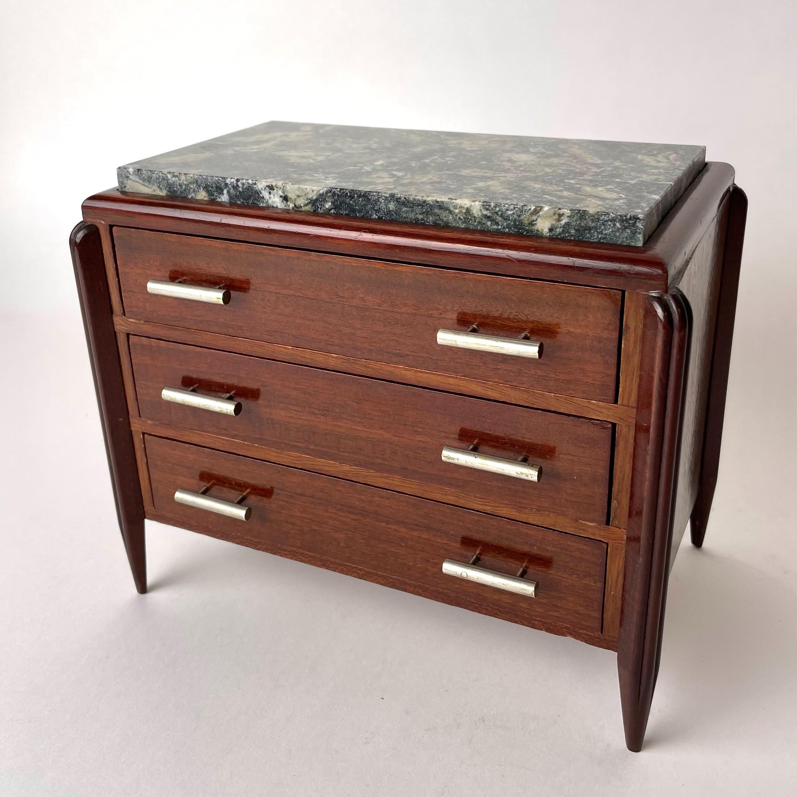 Very elegant 1920s Art Deco jewelery box in the style of Jacques-Émile Ruhlmann (1879-1933) (Not signed).
This miniature chest of drawers is made in mahogany (Swietenia mahagoni) with a marble top and chrome handles. The three drawers are lined with