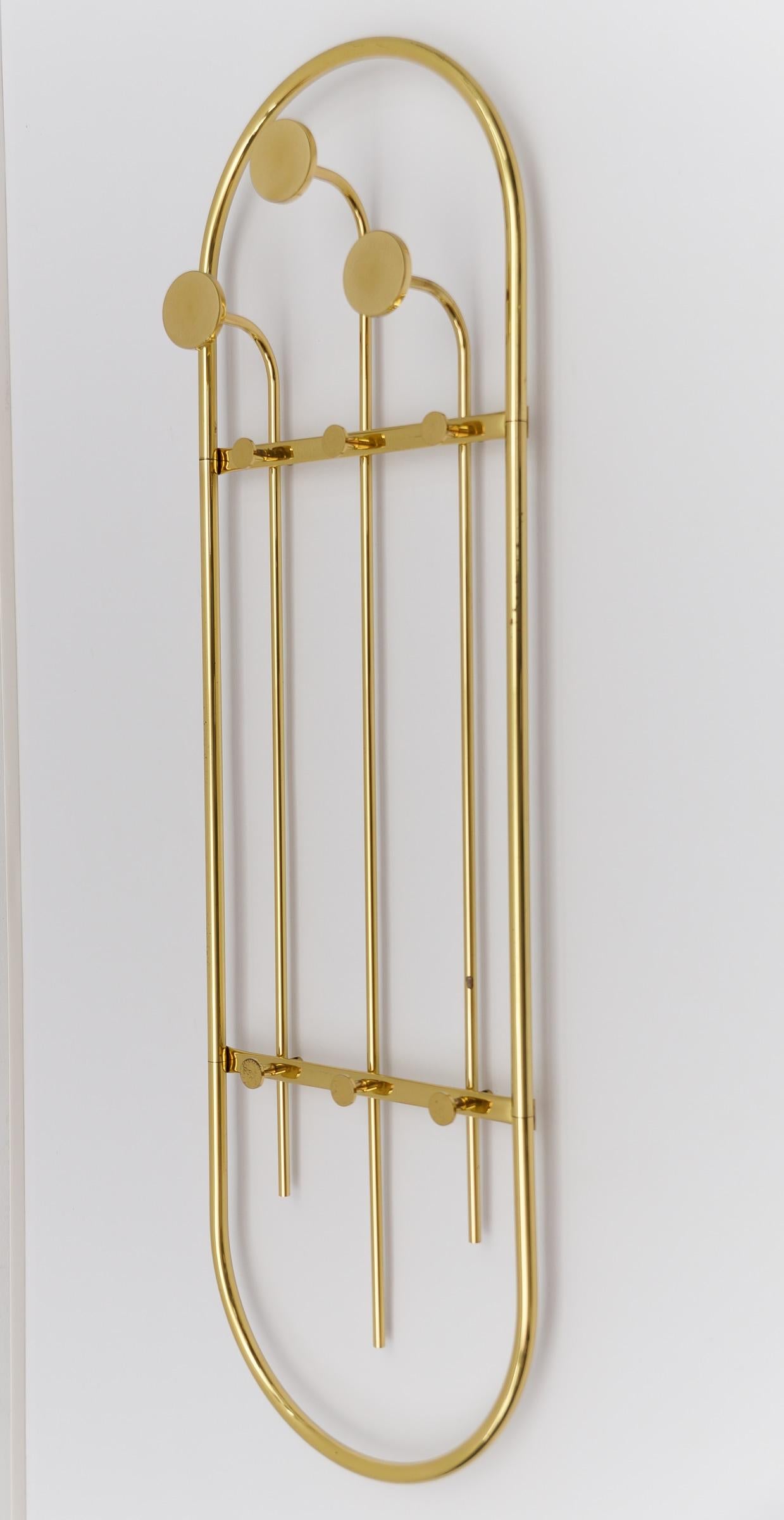 Elegantissimo appendiabiti da parete in ottone in stile Hollywood Regency, anni '60

Discreto ed elegante, fluttua sulla parete.

Per il montaggio a parete.