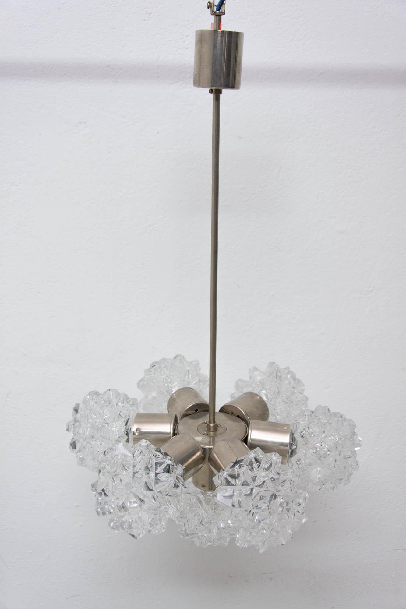 Lustre suspendu en verre taillé très élégant pour Kamenick enov, 1970 en vente 2