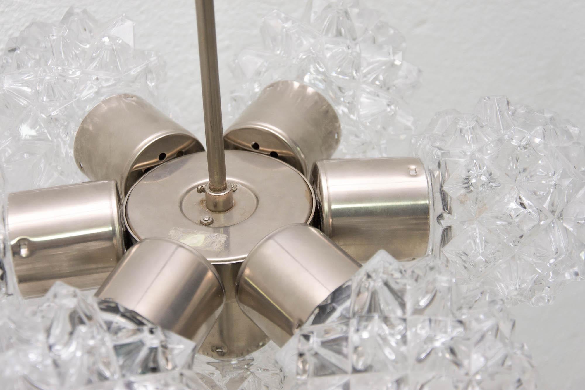 Lustre suspendu en verre taillé très élégant pour Kamenick enov, 1970 en vente 3