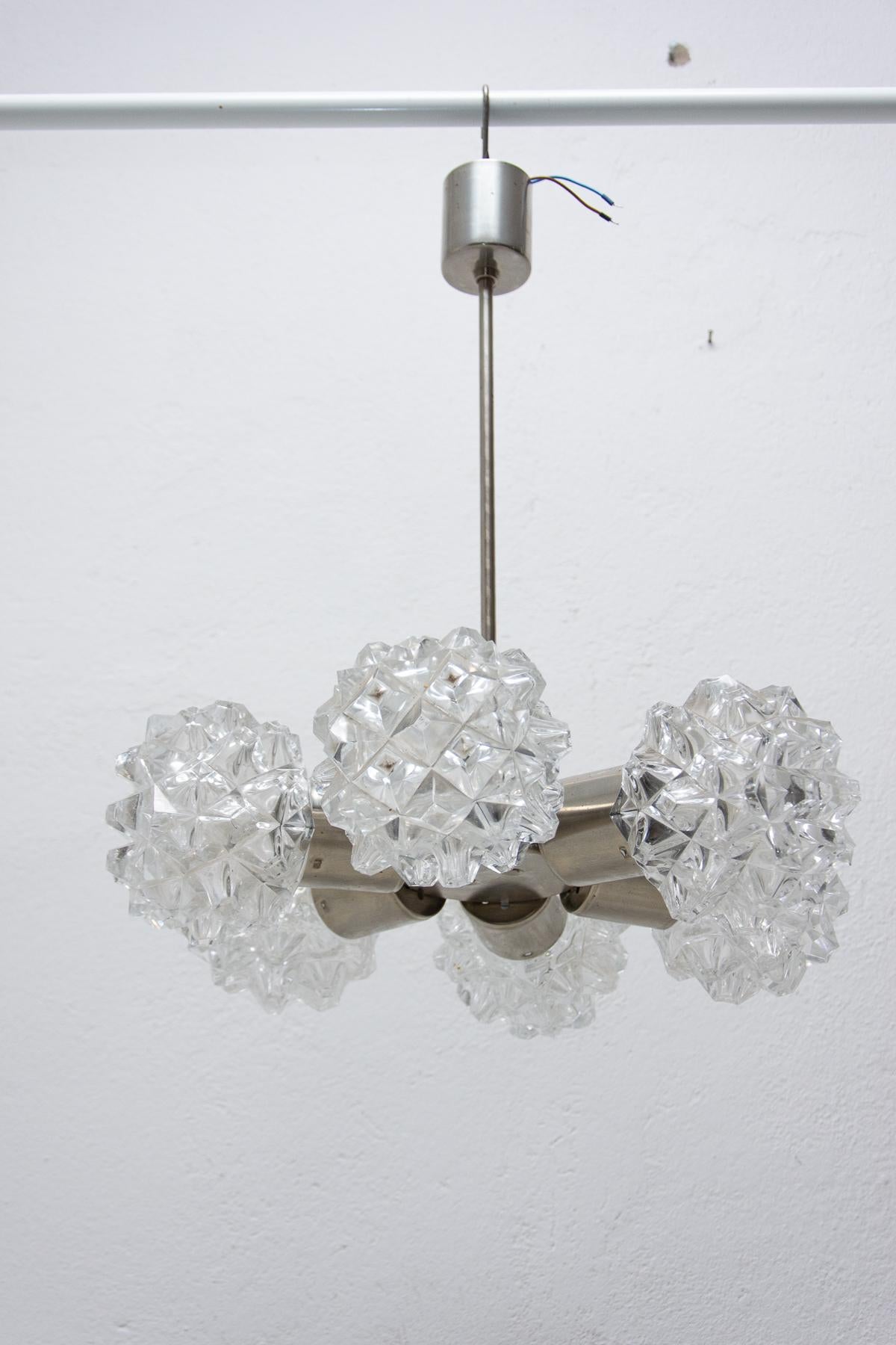 Plafonnier tchécoslovaque en verre taillé et chrome, fabriqué dans l'ancienne Tchécoslovaquie pour Kamenick enov dans les années 1970. Il est doté d'une structure en acier chromé et de six abat-jour en verre taillé. Le pendentif est en très bon