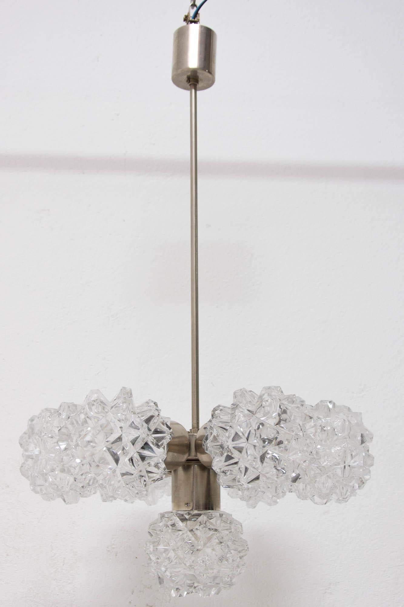 Tchèque Lustre suspendu en verre taillé très élégant pour Kamenick enov, 1970 en vente