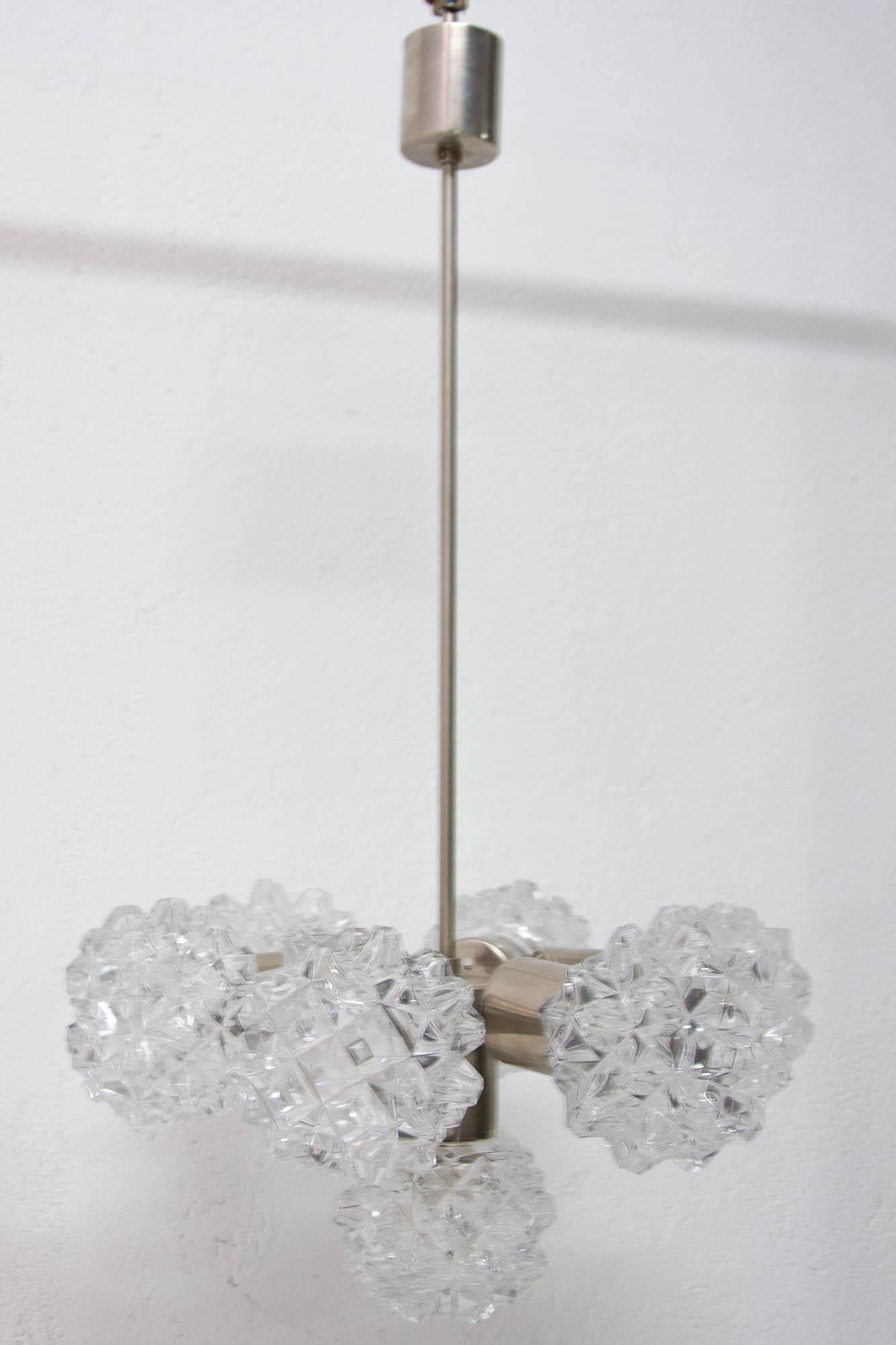 Plaqué Lustre suspendu en verre taillé très élégant pour Kamenick enov, 1970 en vente