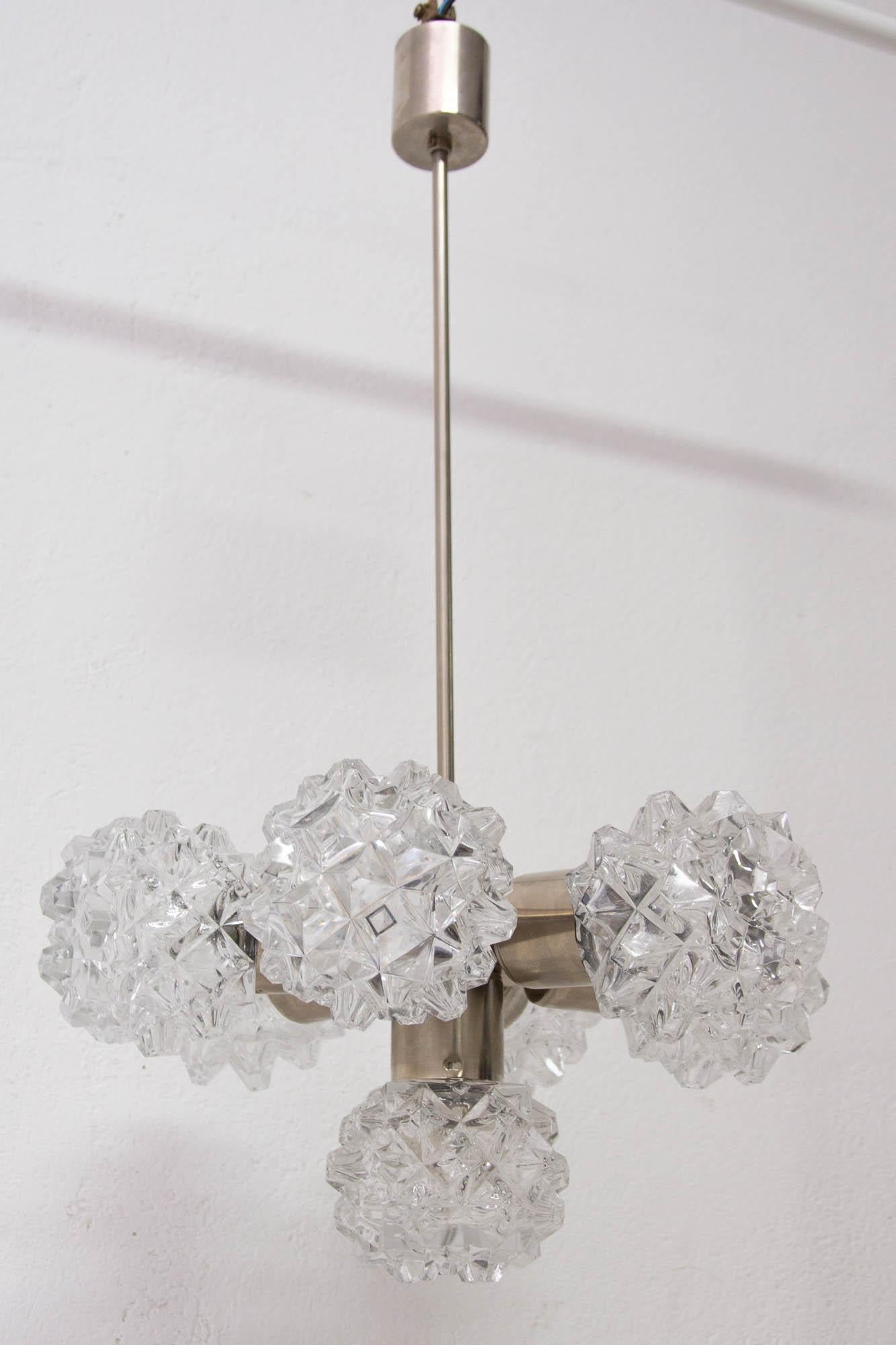 Lustre suspendu en verre taillé très élégant pour Kamenick enov, 1970 Bon état - En vente à Prague 8, CZ