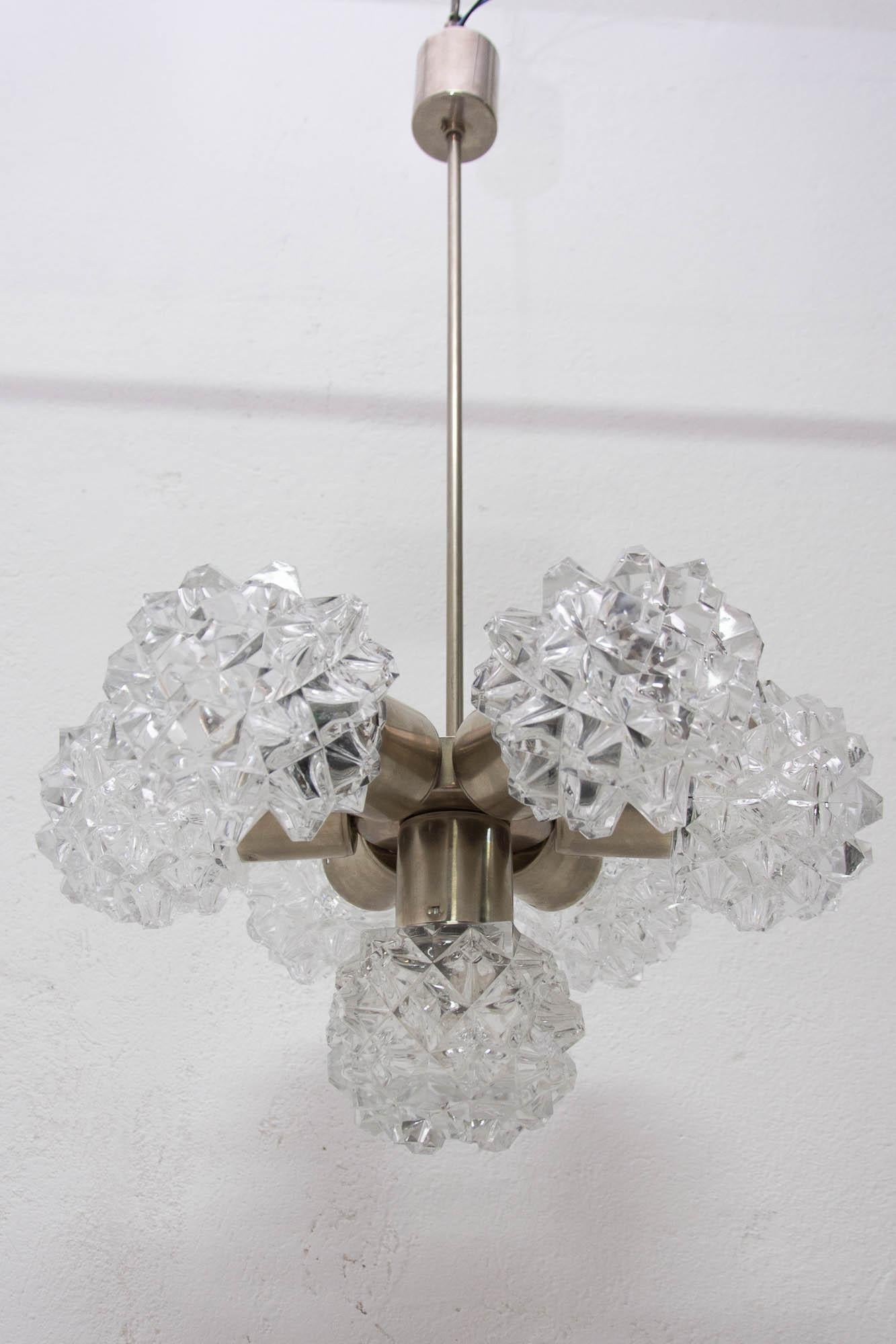 20ième siècle Lustre suspendu en verre taillé très élégant pour Kamenick enov, 1970 en vente