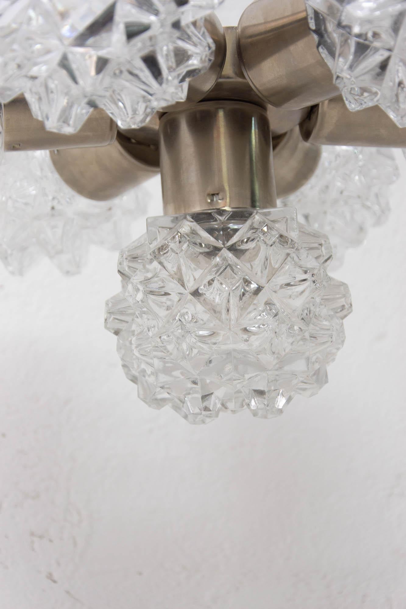 Verre taillé Lustre suspendu en verre taillé très élégant pour Kamenick enov, 1970 en vente
