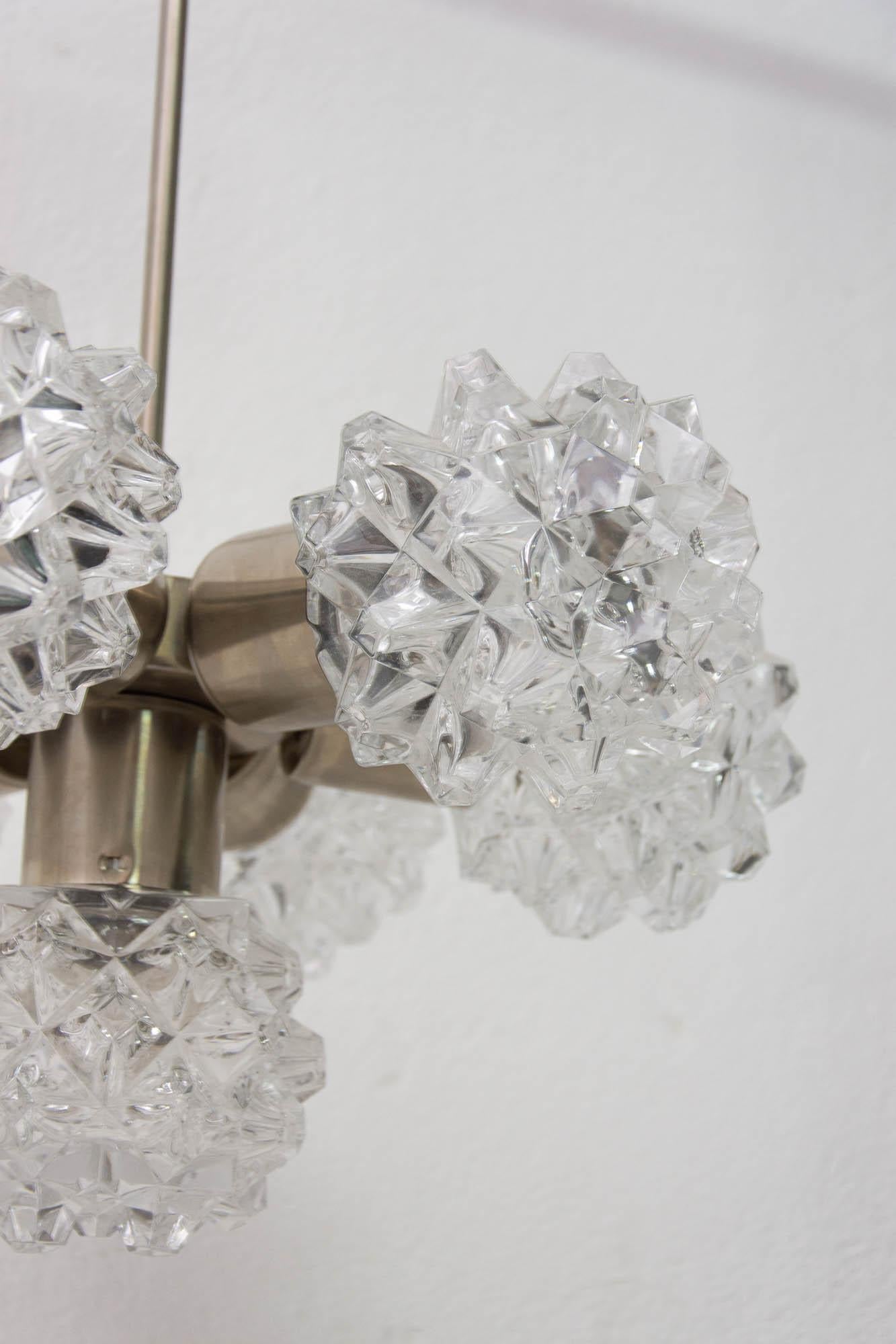 Lustre suspendu en verre taillé très élégant pour Kamenick enov, 1970 en vente 1