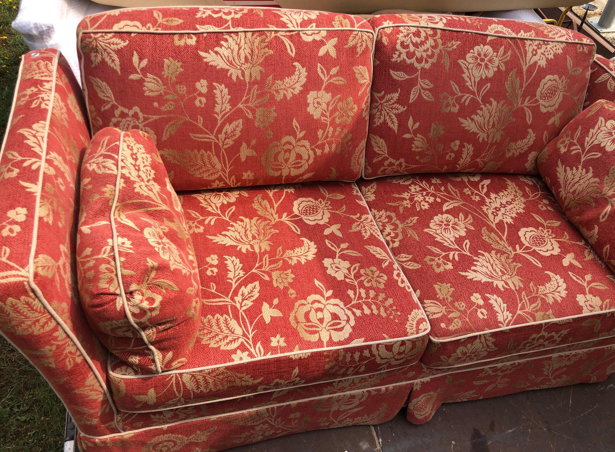 Very elegant fabric sofa with floral motifs.
I have two of the same in my warehouse.
The fabric is in excellent condition.
Comes from an old country house in the Lucca area of Tuscany.
Both were placed opposite each other in a large living room