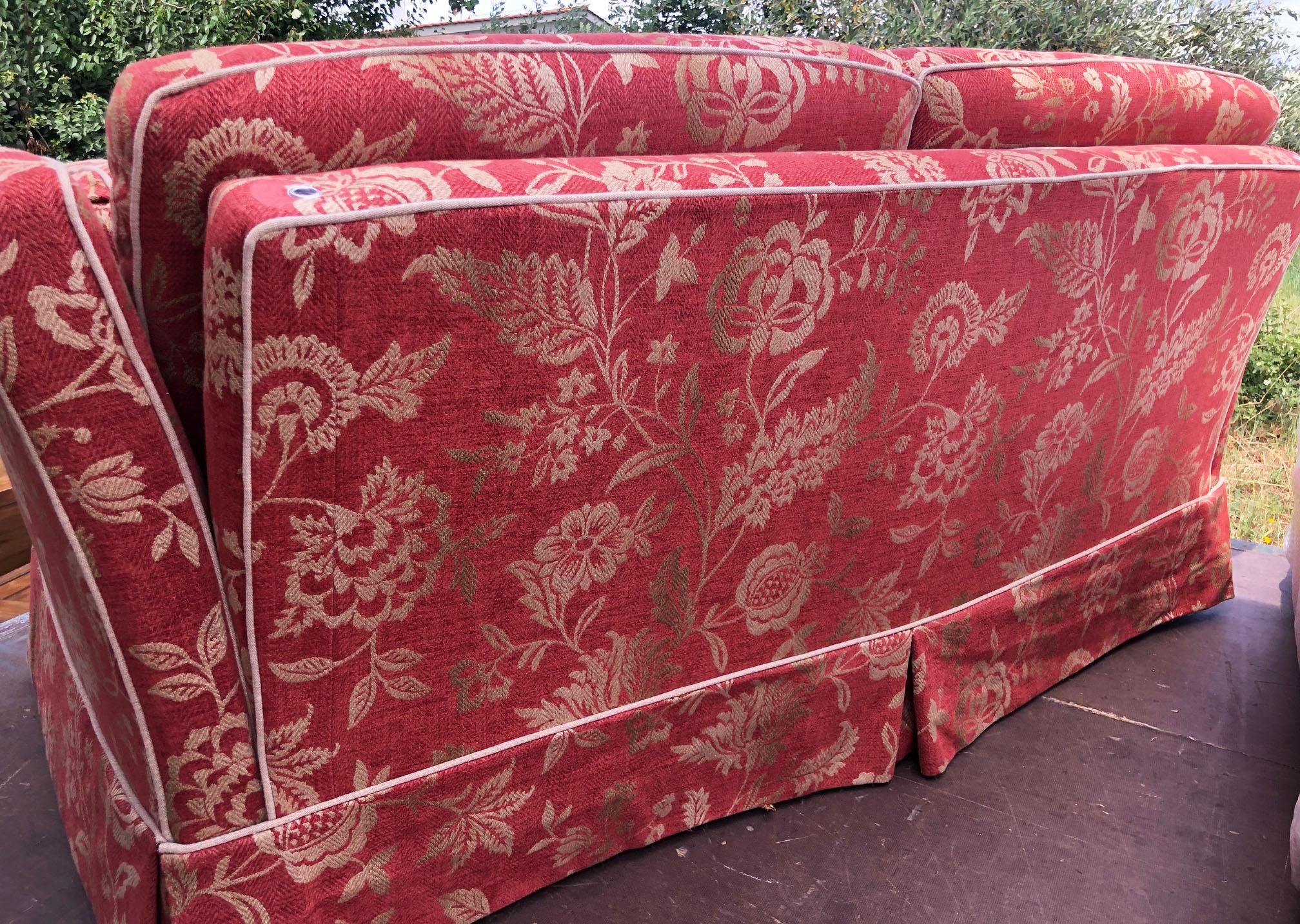 Very Elegant Fabric Sofa with Floral Motifs In Good Condition In Buggiano, IT