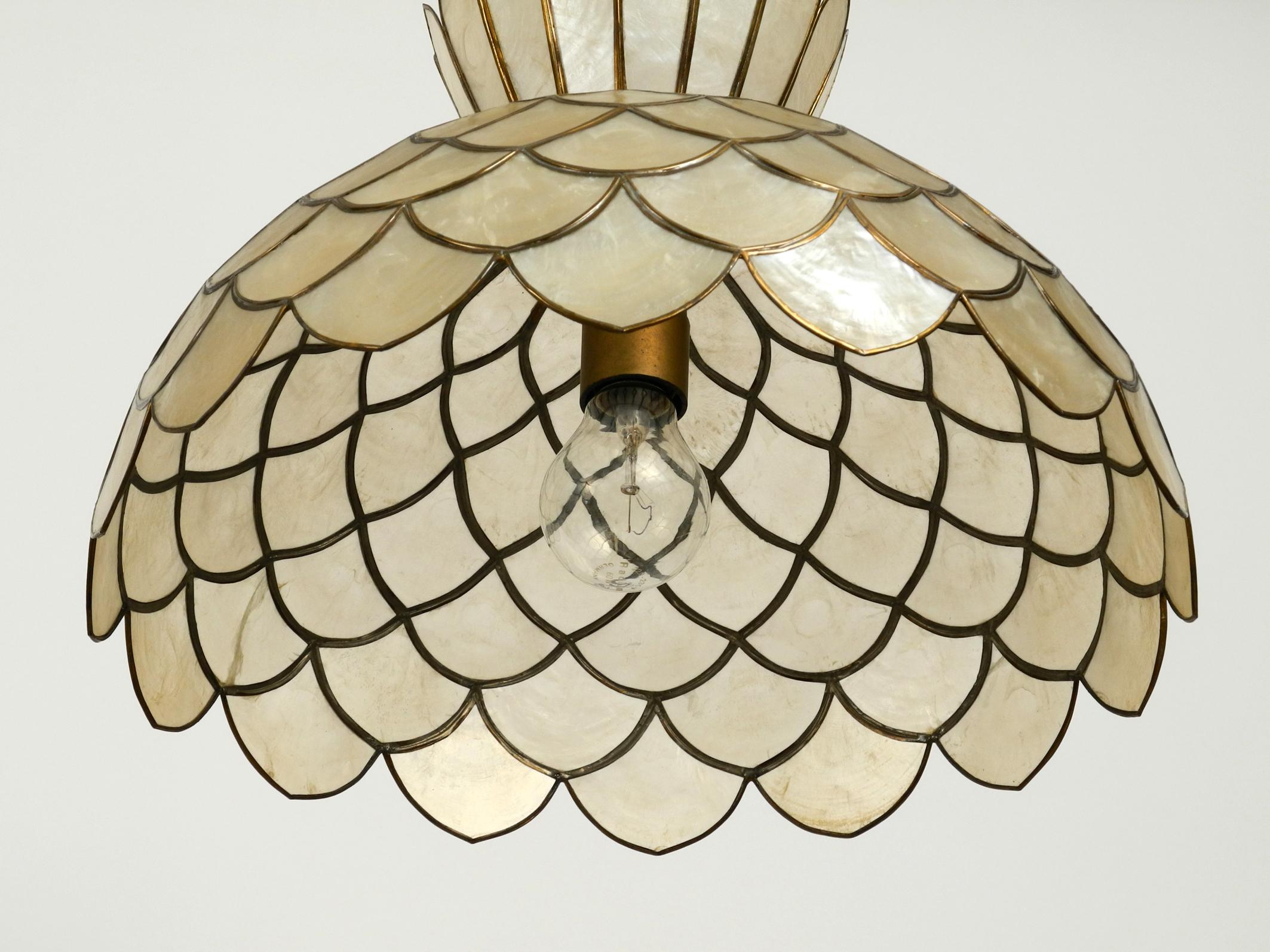 Very Elegant Gorgeous Beautiful 1970s Pendant Lamp Made of Mother of Pearl In Good Condition In München, DE