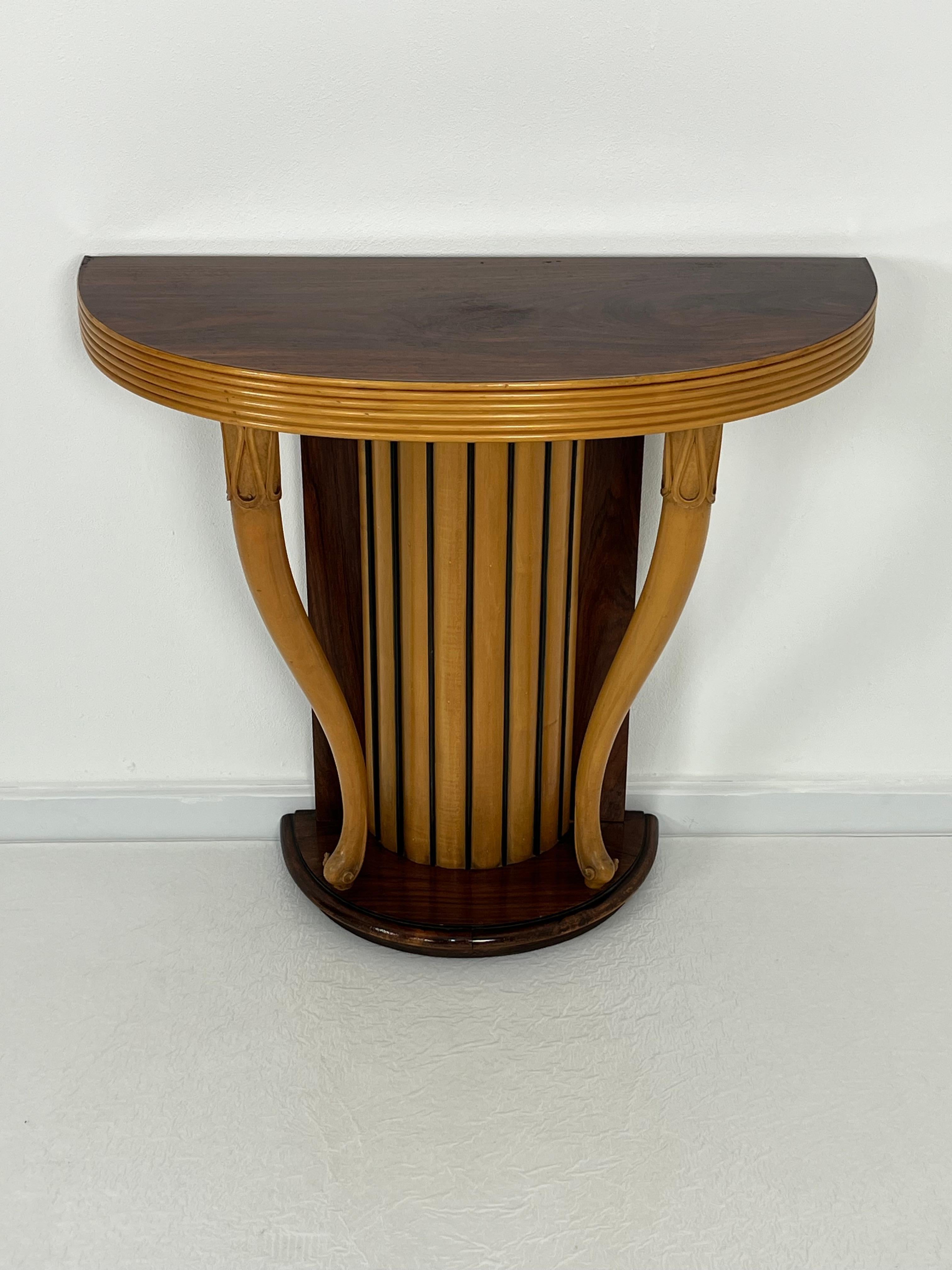 Sehr elegante italienische Konsole aus der Mitte des Jahrhunderts, Osvaldo Borsani zugeschrieben 1950er Jahre
Intakt und in gutem Zustand, kleine Alterungsspuren, ein prächtiges Beispiel für Made in Italy Design.