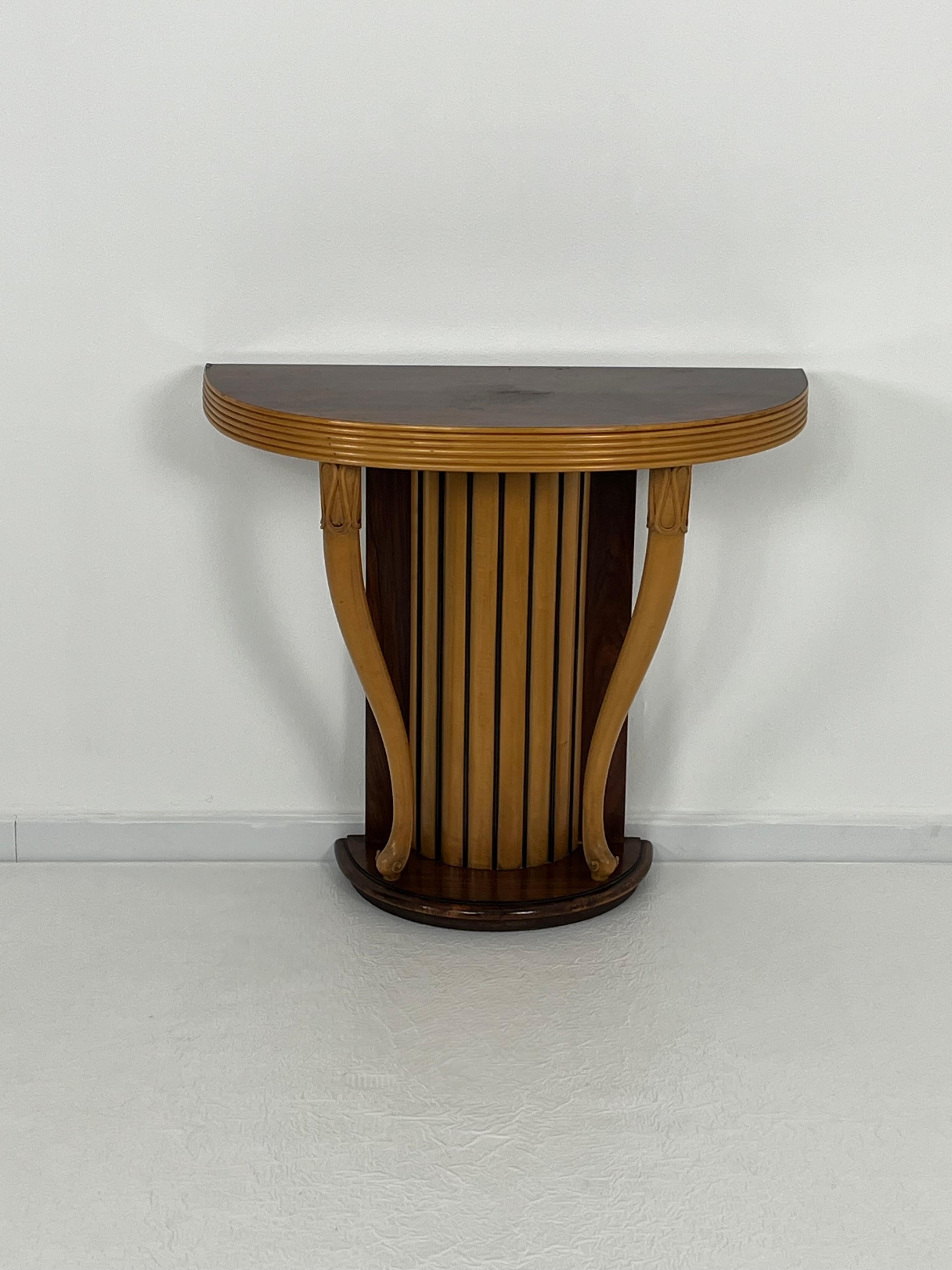 Sehr elegante italienische Konsole aus der Mitte des Jahrhunderts, Osvaldo Borsani zugeschrieben 1950er Jahre (Mitte des 20. Jahrhunderts) im Angebot