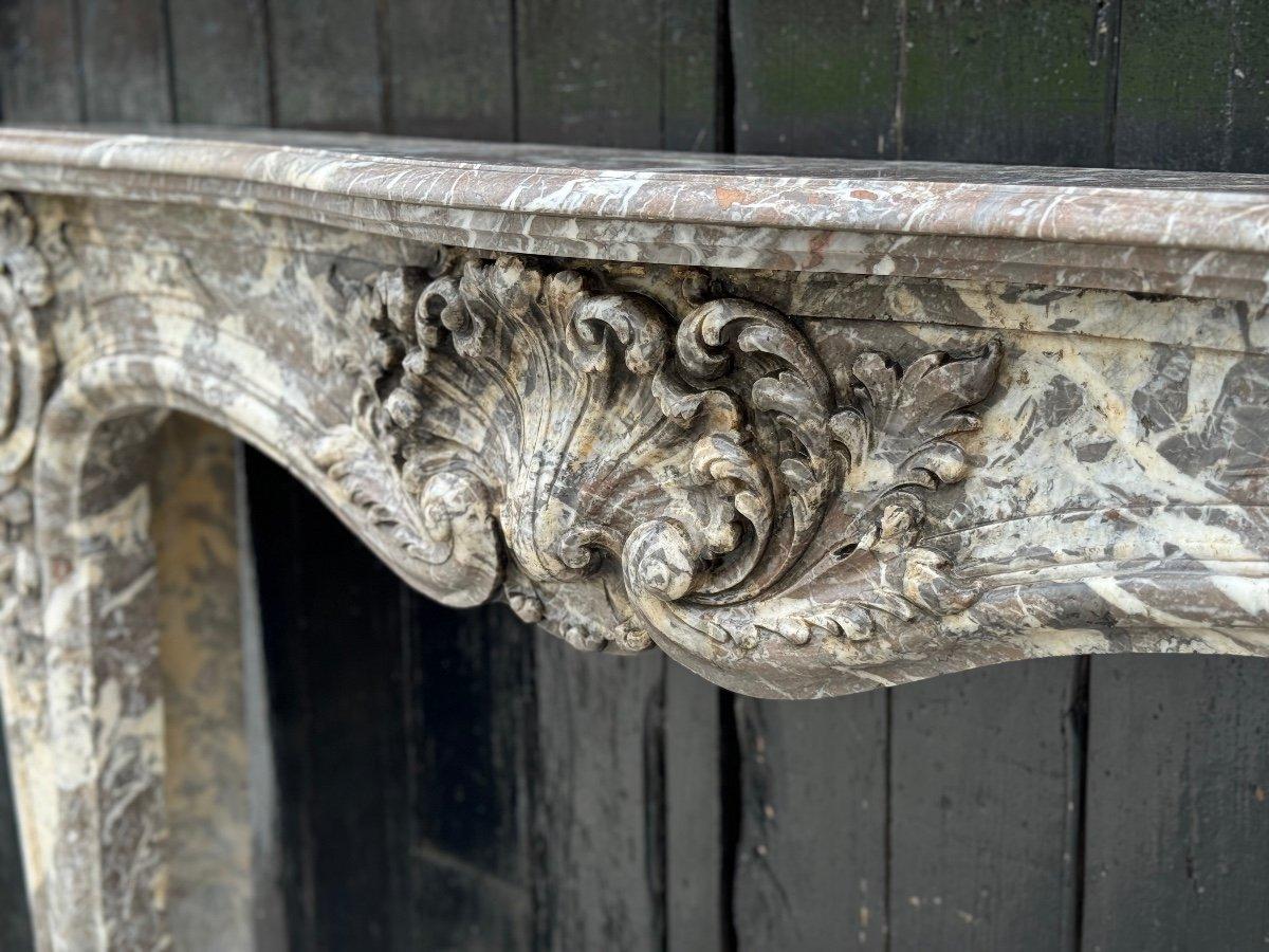 Très élégante cheminée Louis XV en marbre gris Ardennes, 18ème siècle 5