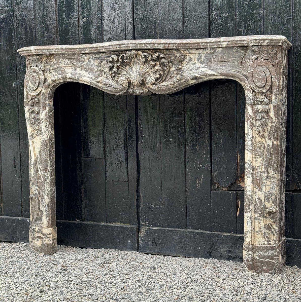Très élégante cheminée Louis XV en marbre gris Ardennes, 18ème siècle 6