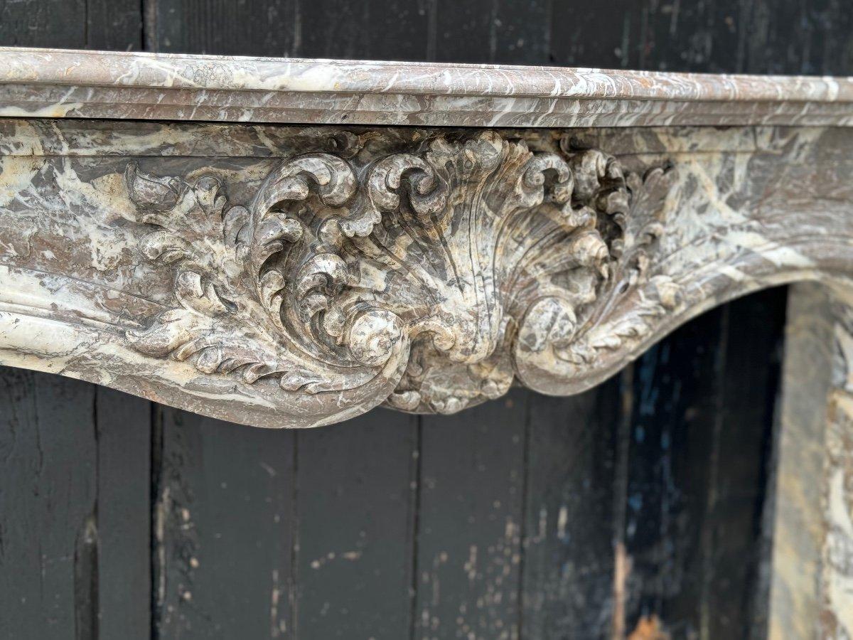 XVIIIe siècle et antérieur Très élégante cheminée Louis XV en marbre gris Ardennes, 18ème siècle