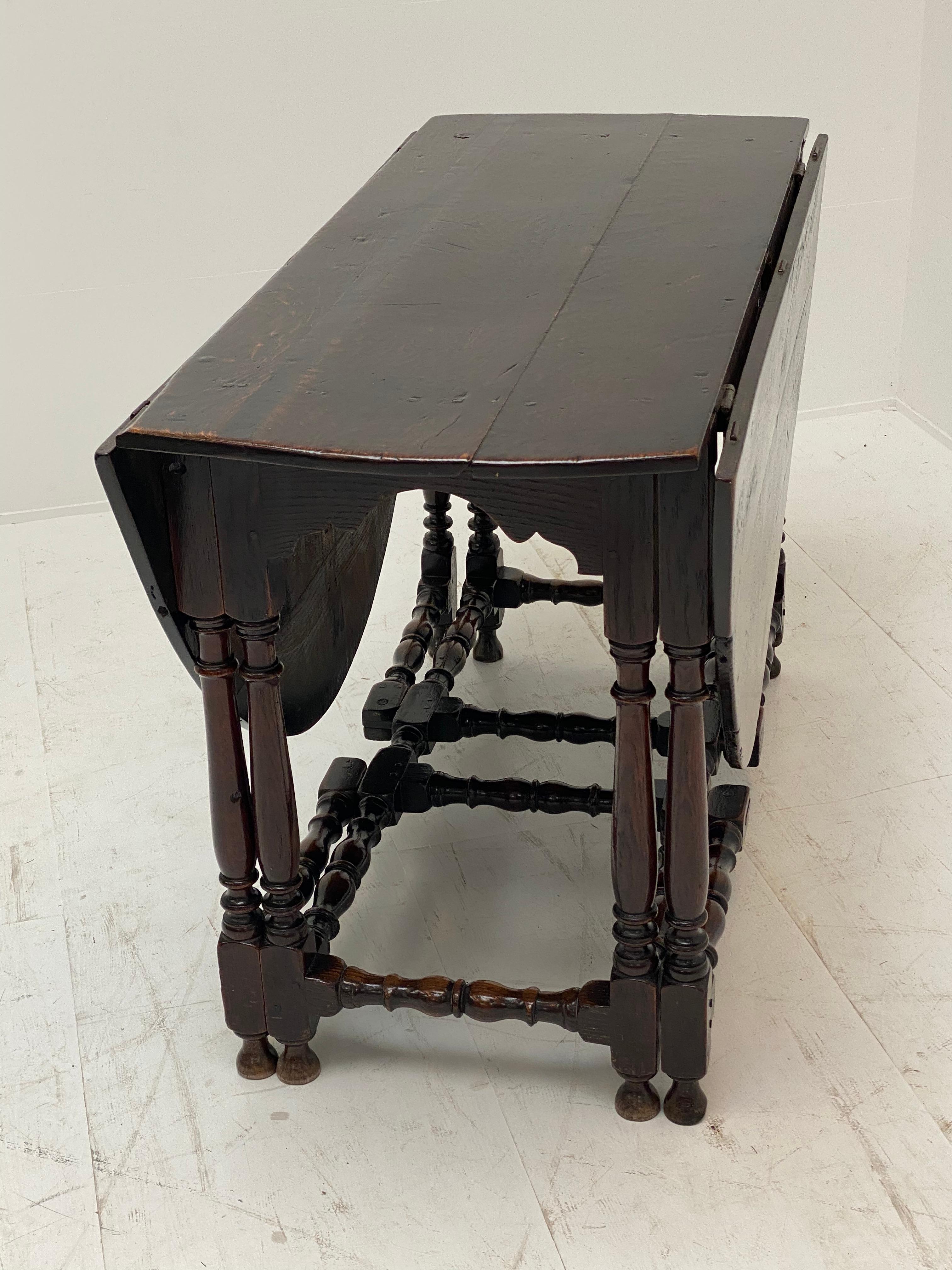 Antique Folding Gateleg Table in Oak, England 1760s.  For Sale 6