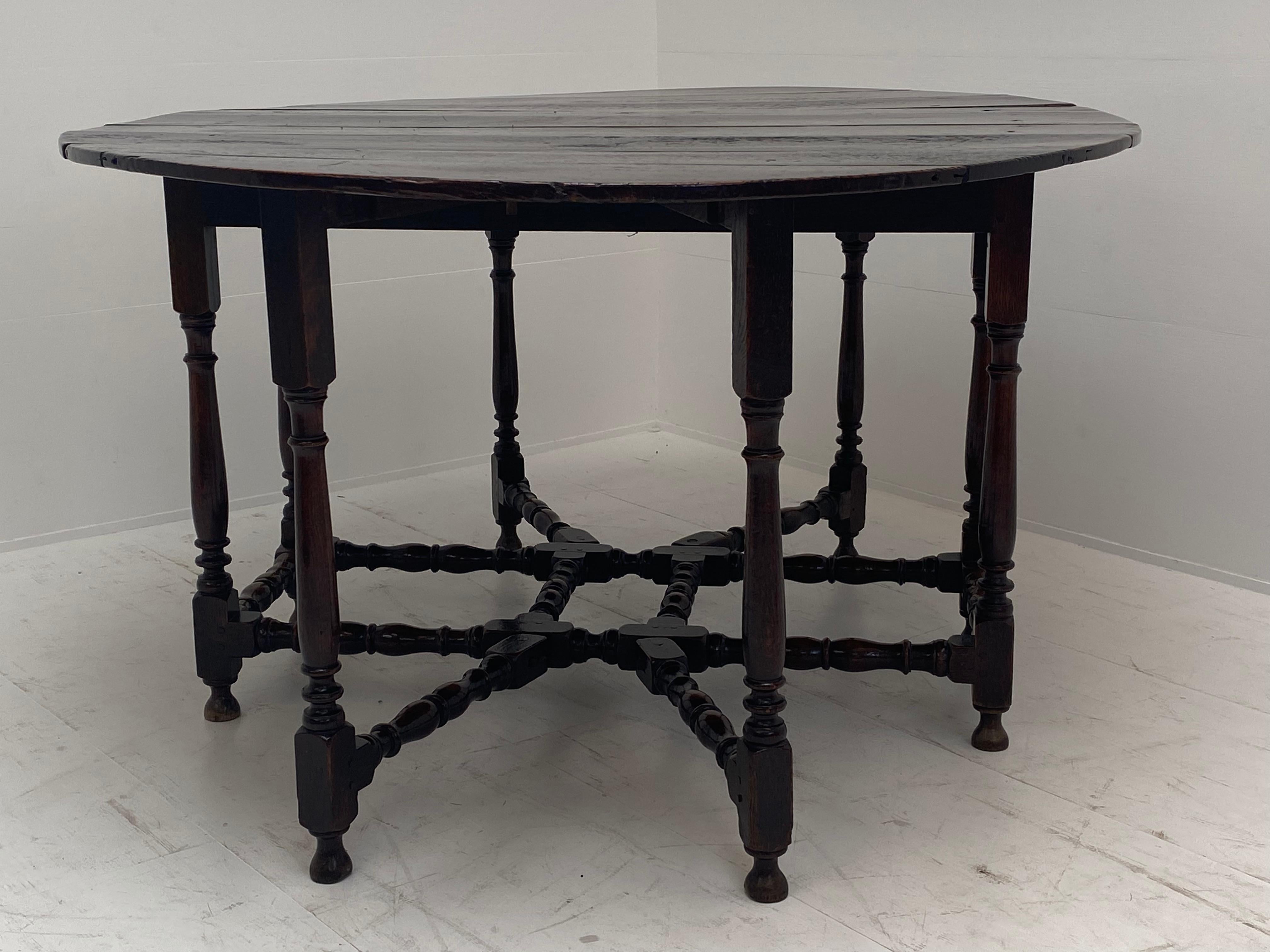 Antique Folding Gateleg Table in Oak, England 1760s.  For Sale 7