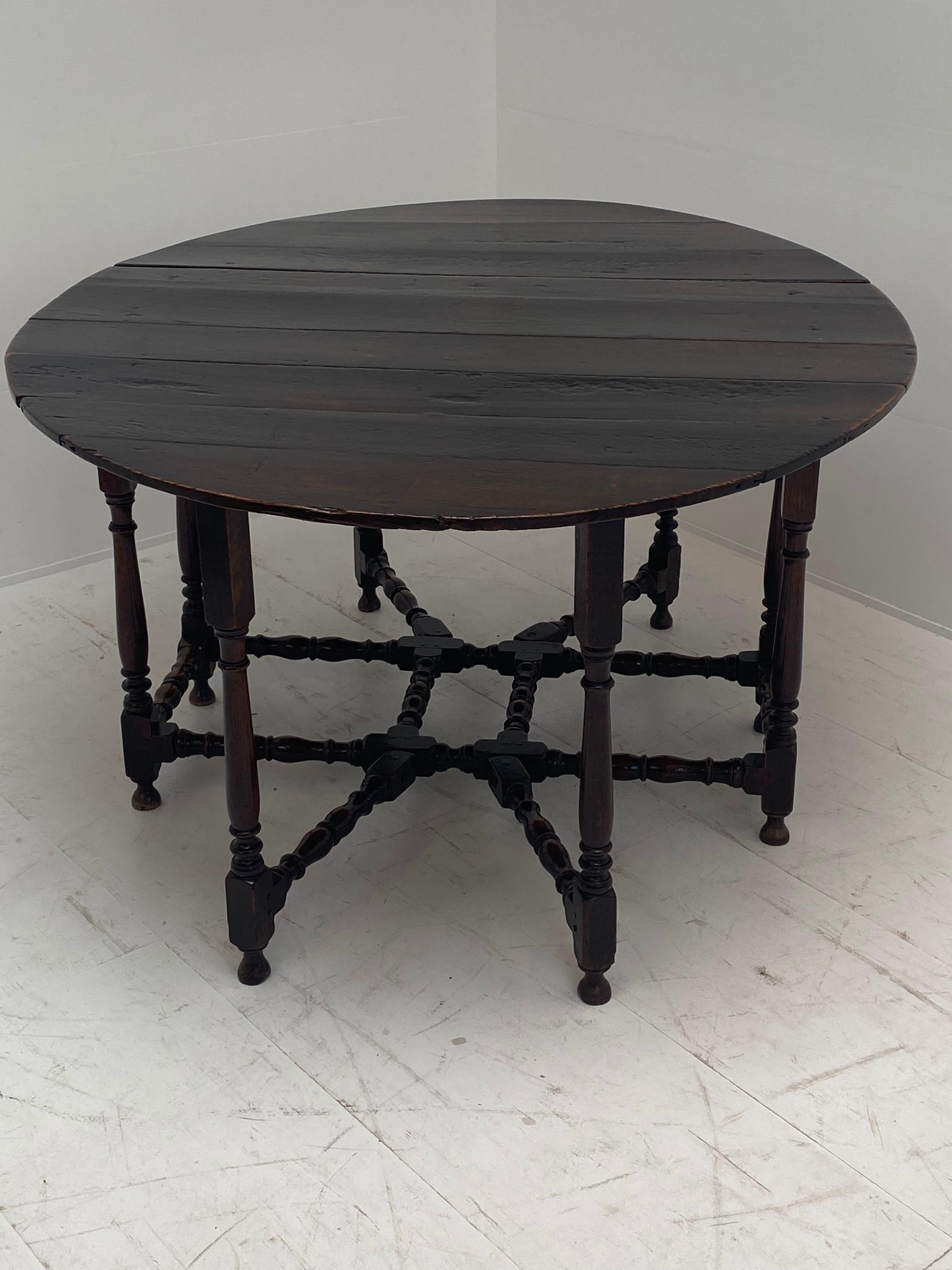 Antique Folding Gateleg Table in Oak, England 1760s.  For Sale 8