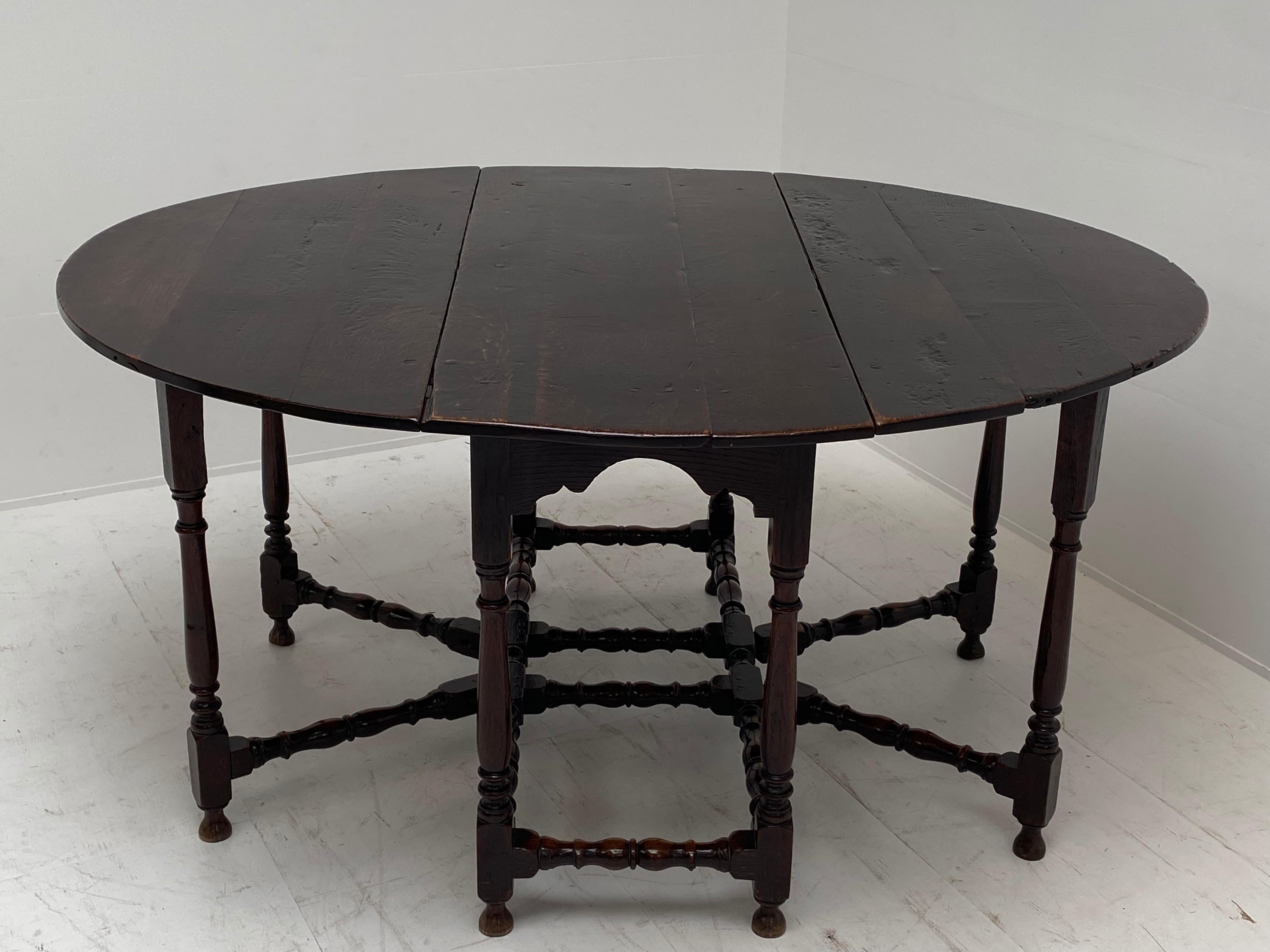 Beautiful English oak folding Gatelag table,18 th Century
8 twisted and folding legs,
great, good old patina and a nice warm shine of the wood
Can be used for different purposes.
This table gives your room extra character
middle part is 49 cm,2 side