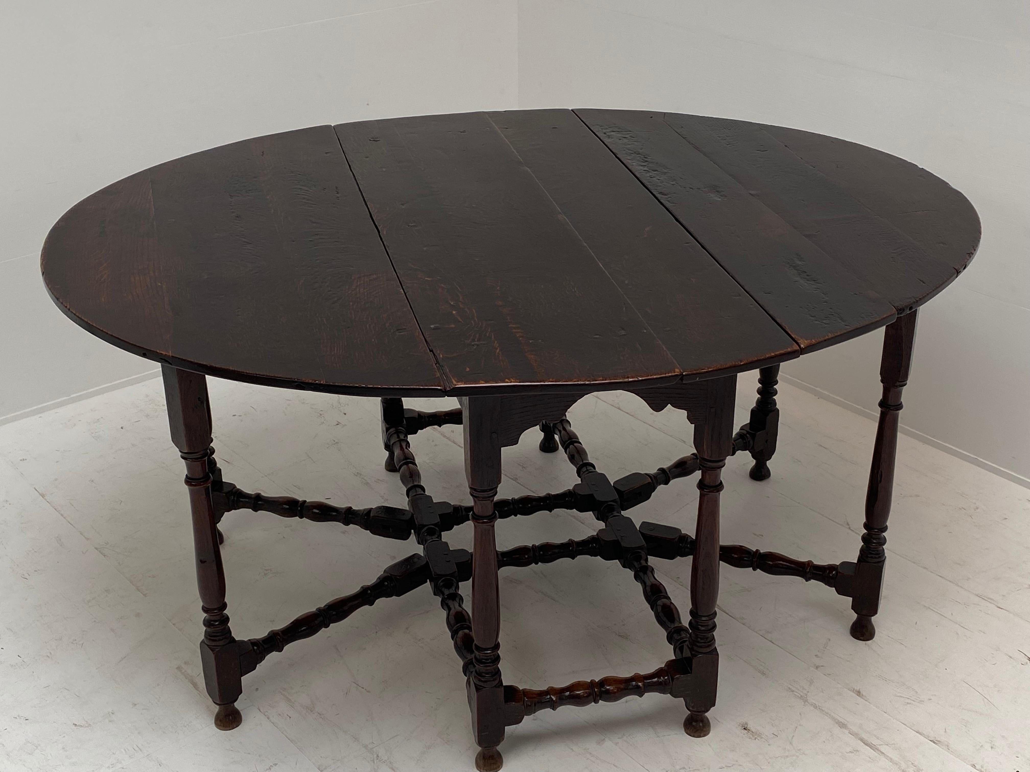 Antique Folding Gateleg Table in Oak, England 1760s.  For Sale 2