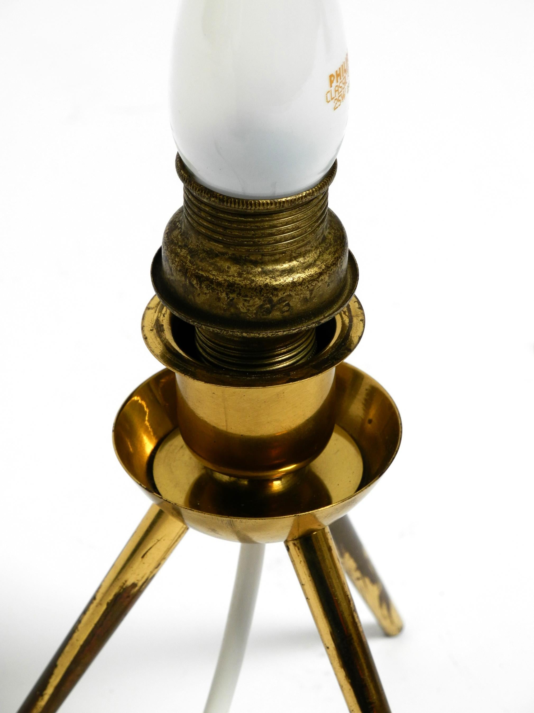 Very elegant original Mid Century brass tripod table lamp original lampshade For Sale 4