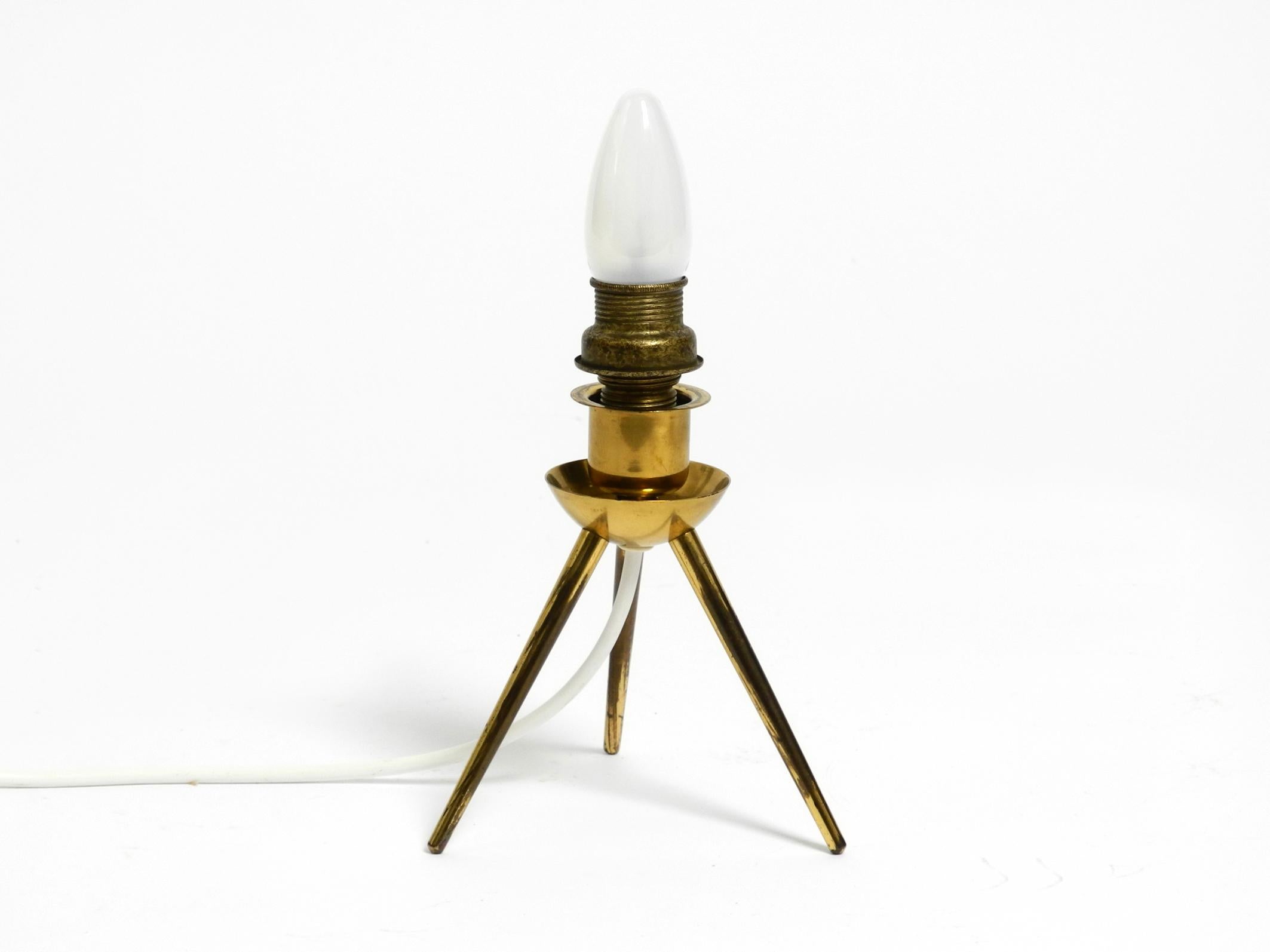 Very elegant original Mid Century brass tripod table lamp original lampshade For Sale 6